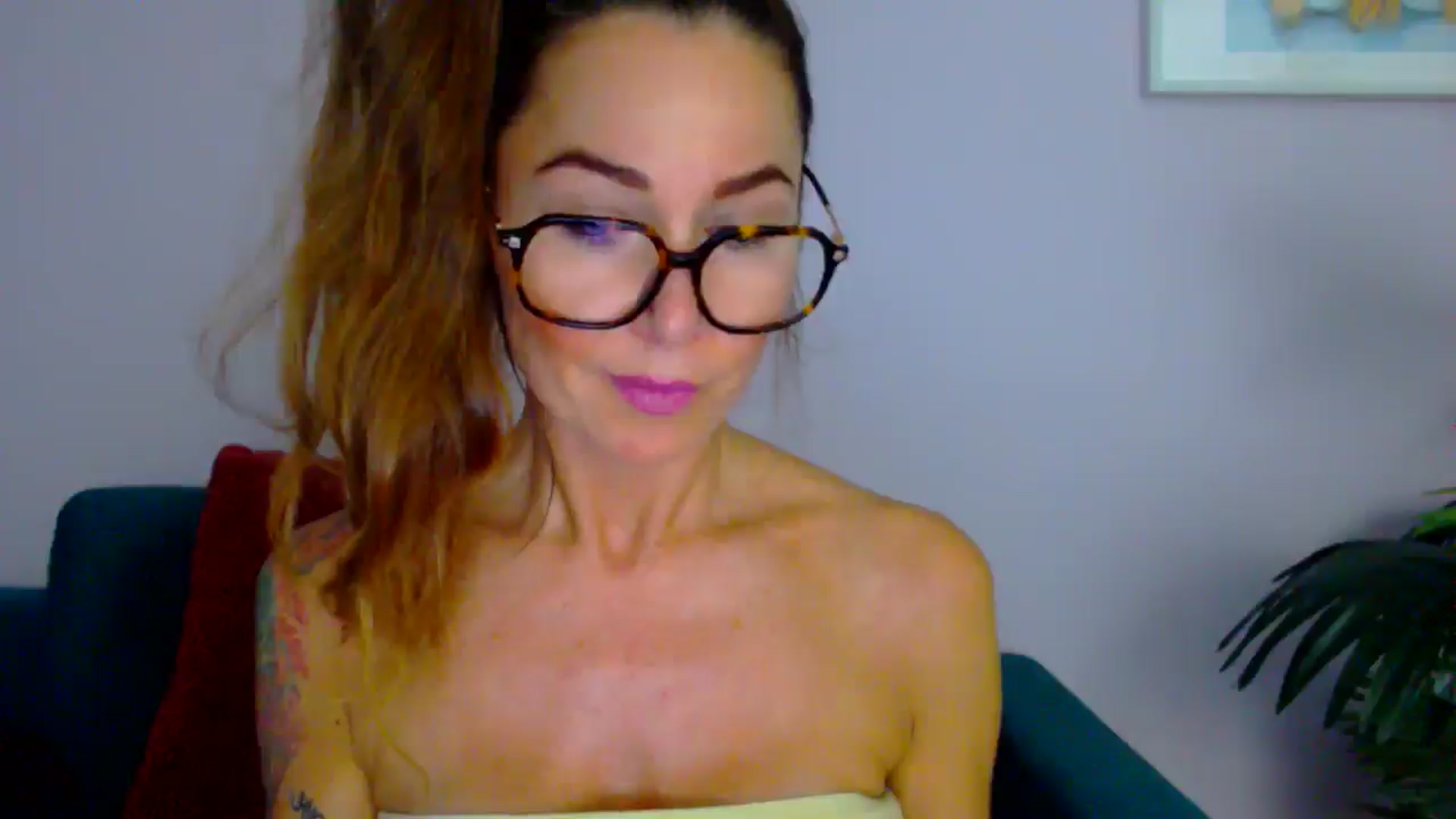 Gallery image thumbnail from Delilah_sweet's myfreecams stream on, 08/28/2025, 13:05 image 9 of 20