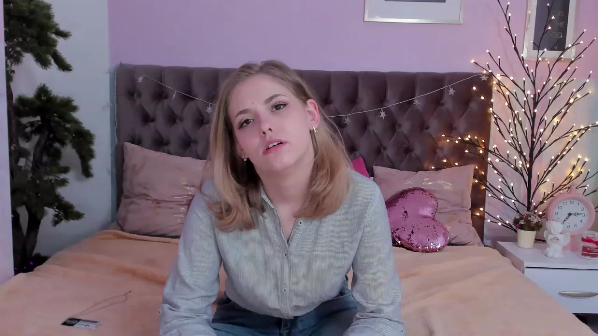 Gallery image thumbnail from DellaRowe's myfreecams stream on, 03/19/2023, 11:47 image 5 of 20