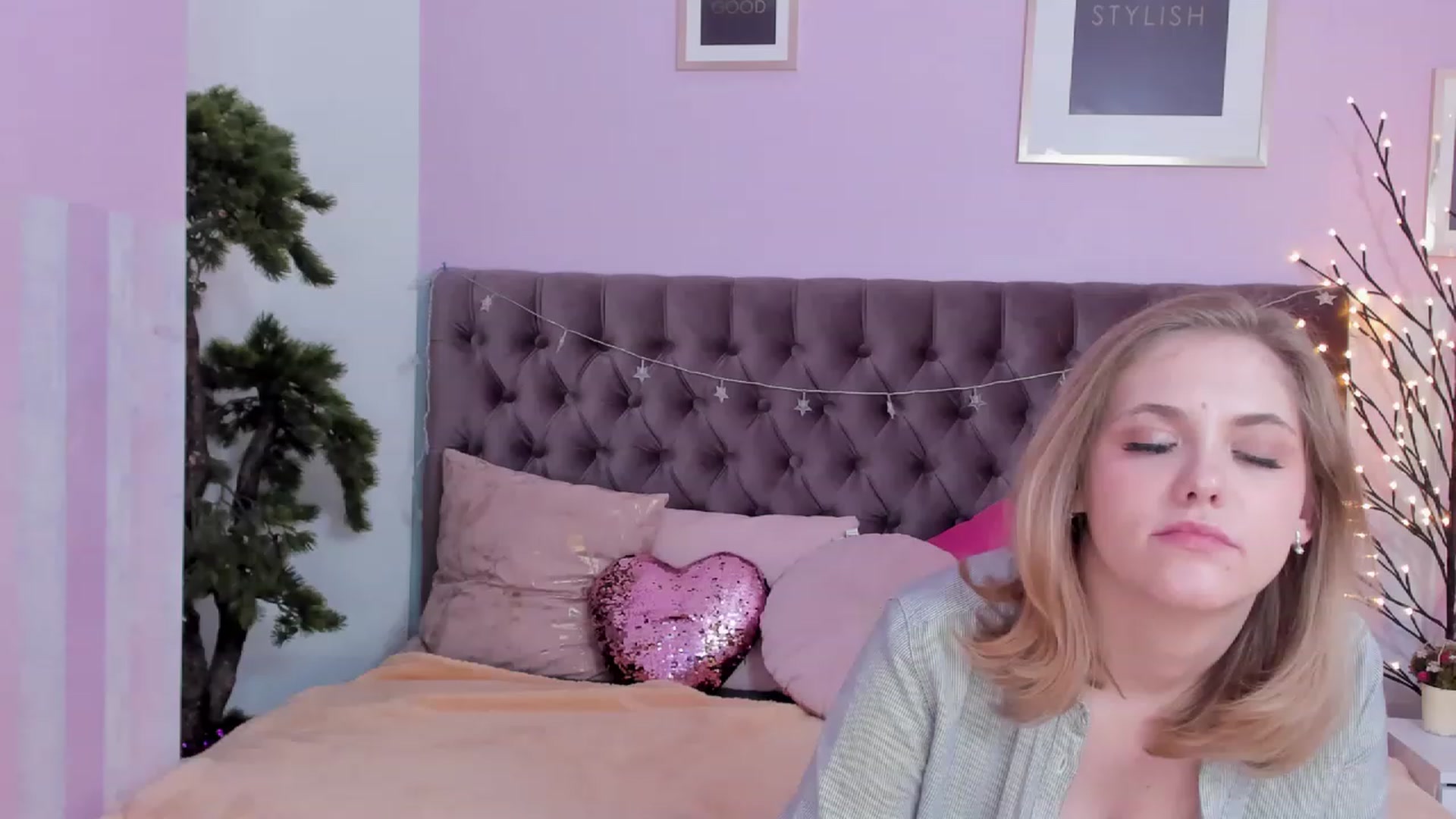 Gallery image thumbnail from DellaRowe's myfreecams stream on, 03/19/2023, 12:27 image 17 of 20