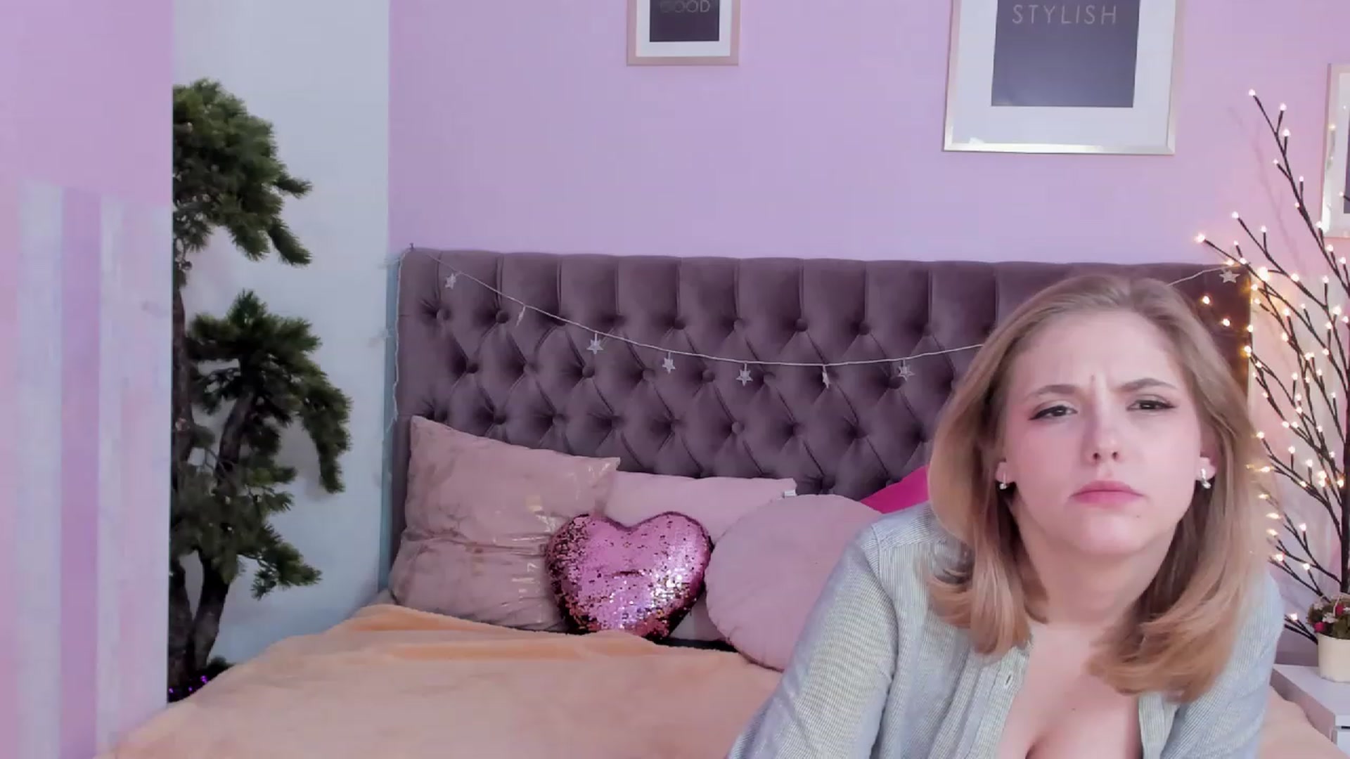 Gallery image thumbnail from DellaRowe's myfreecams stream on, 03/19/2023, 12:27 image 15 of 20