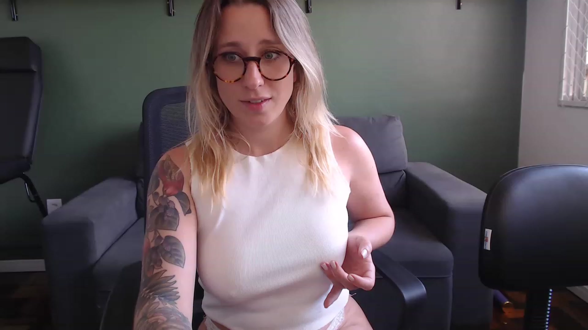 Gallery image thumbnail from Demmetria's myfreecams stream on, 11/15/2022, 19:33 image 19 of 20