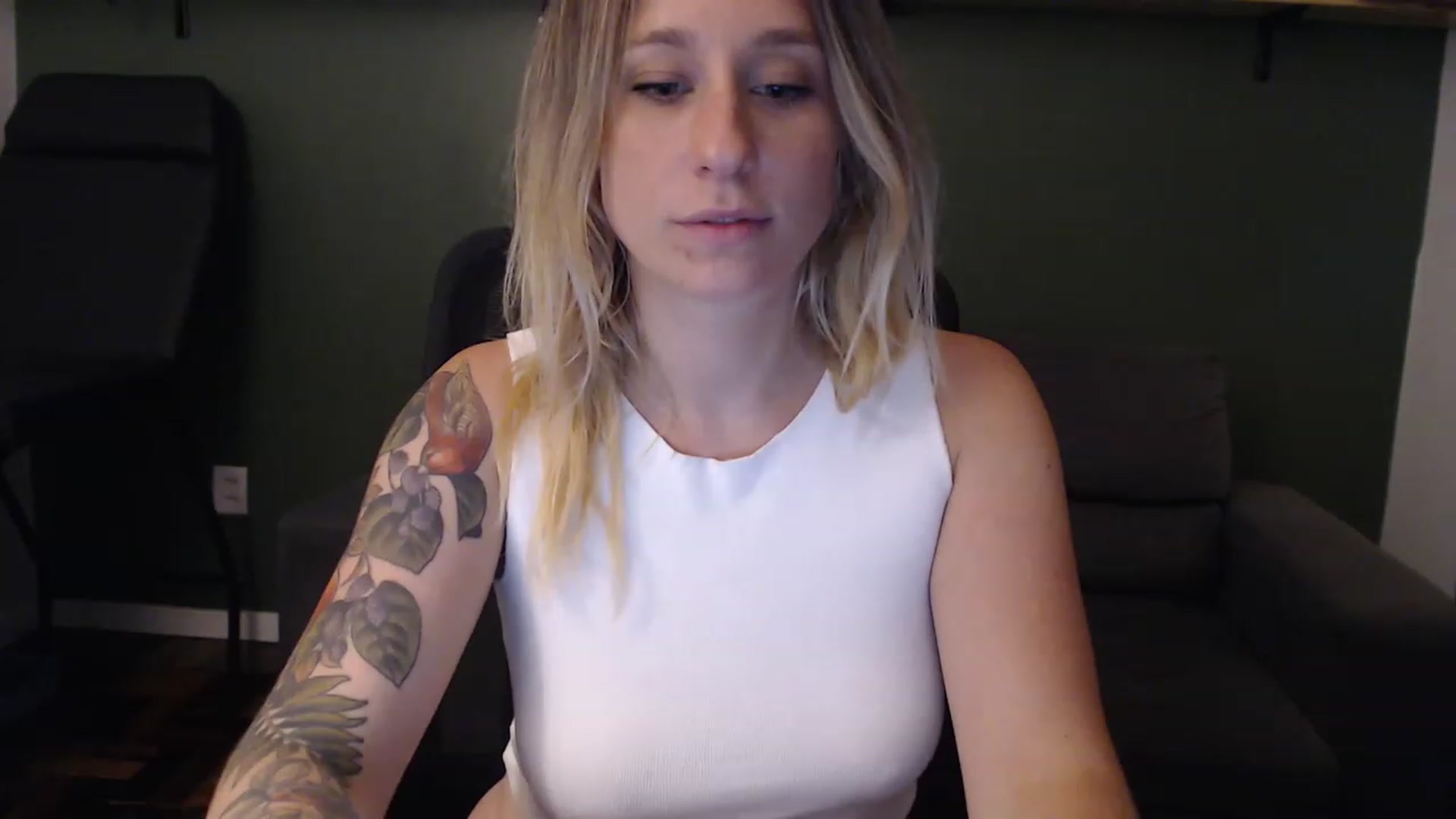 Gallery image thumbnail from Demmetria's myfreecams stream on, 11/15/2022, 23:42 image 13 of 20