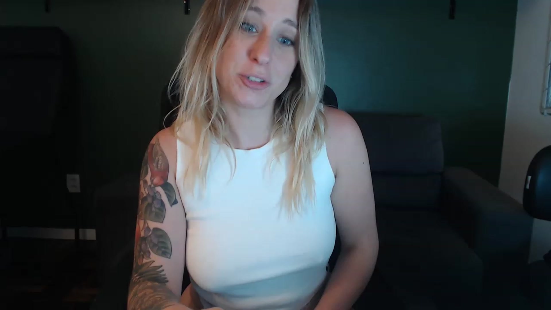 Gallery image thumbnail from Demmetria's myfreecams stream on, 11/15/2022, 23:42 image 15 of 20
