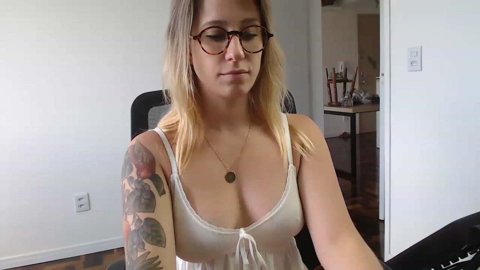 Gallery image thumbnail from Demmetria's myfreecams stream on, 12/19/2022, 18:59 image 1 of 20