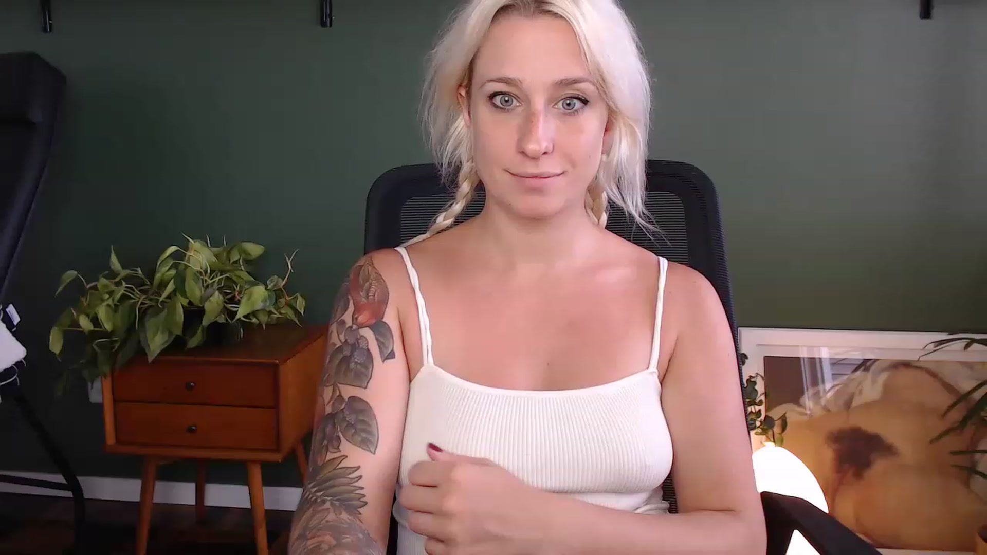 Gallery image thumbnail from Demmetria's myfreecams stream on, 03/14/2023, 20:12 image 6 of 20