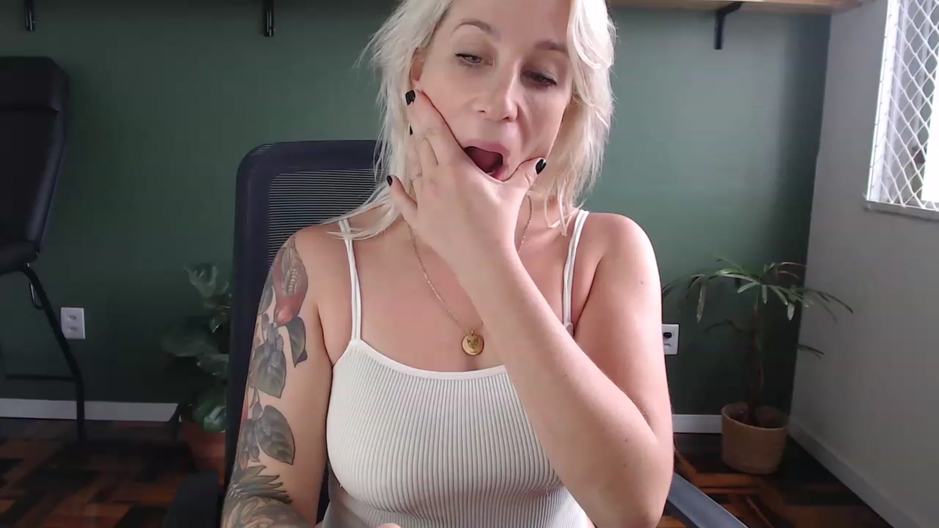 Gallery image thumbnail from Demmetria's myfreecams stream on, 04/05/2023, 18:08 image 3 of 20