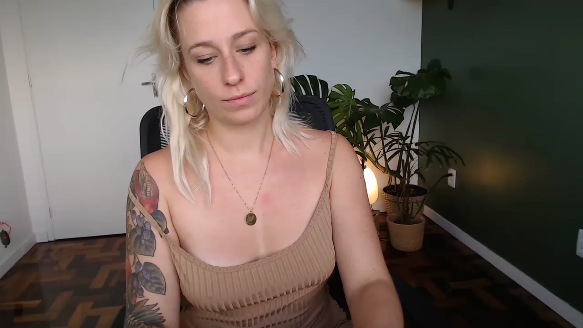 Gallery image thumbnail from Demmetria's myfreecams stream on, 04/24/2023, 17:33 image 10 of 20