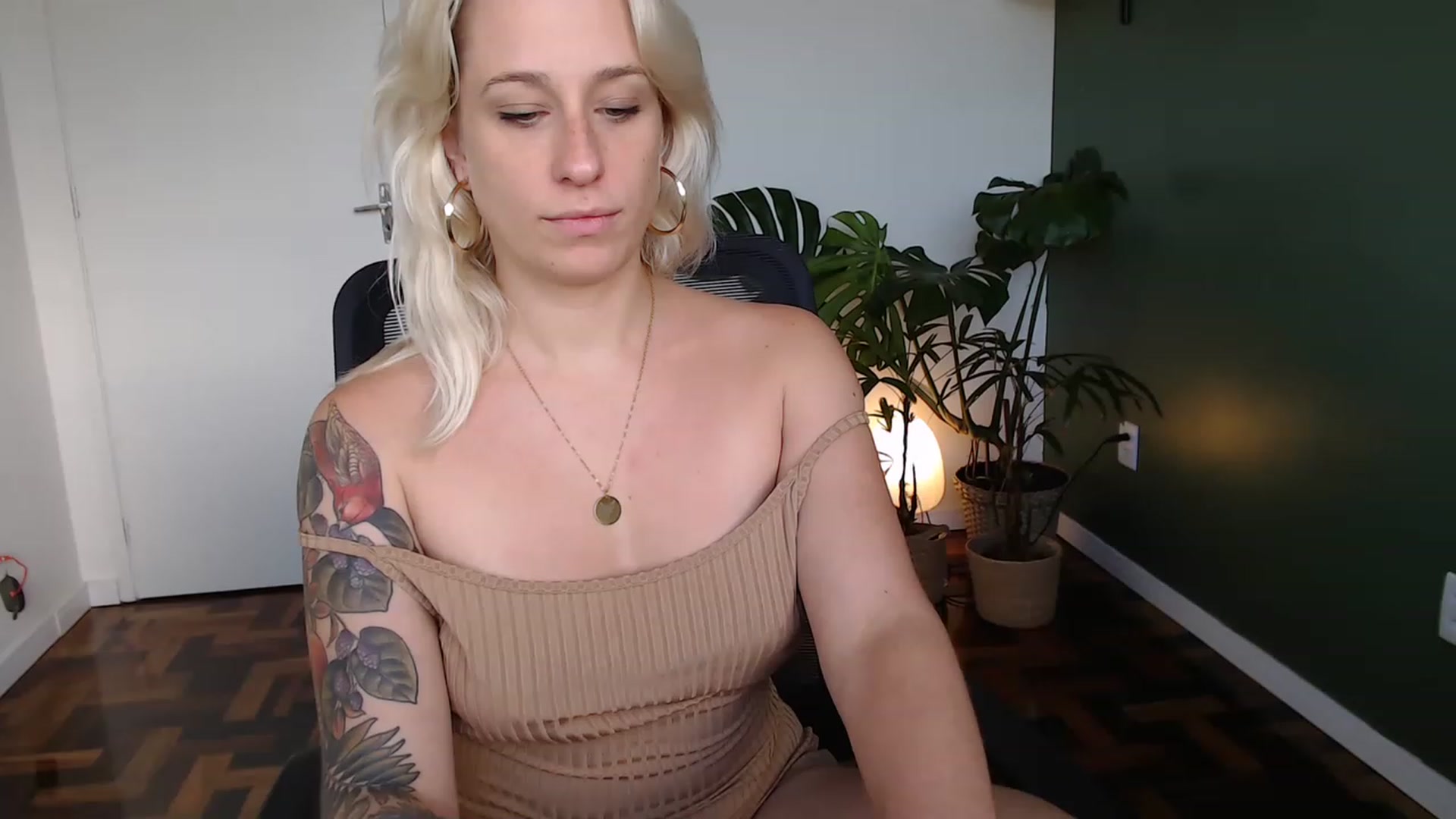 Gallery image thumbnail from Demmetria's myfreecams stream on, 04/24/2023, 17:33 image 19 of 20