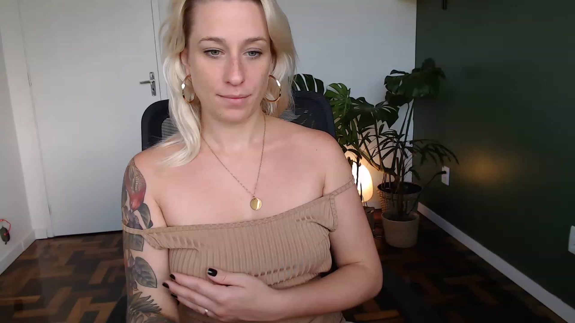 Gallery image thumbnail from Demmetria's myfreecams stream on, 04/24/2023, 17:33 image 18 of 20