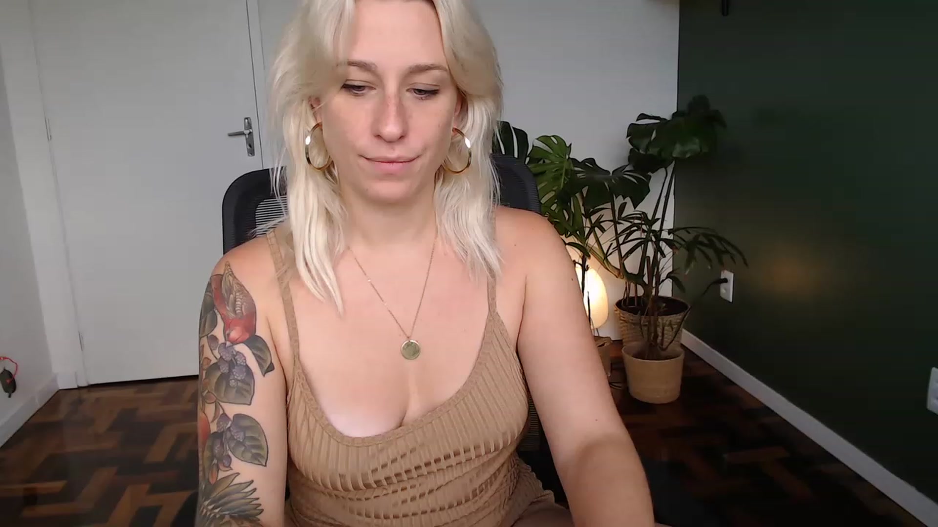 Gallery image thumbnail from Demmetria's myfreecams stream on, 04/24/2023, 17:33 image 3 of 20
