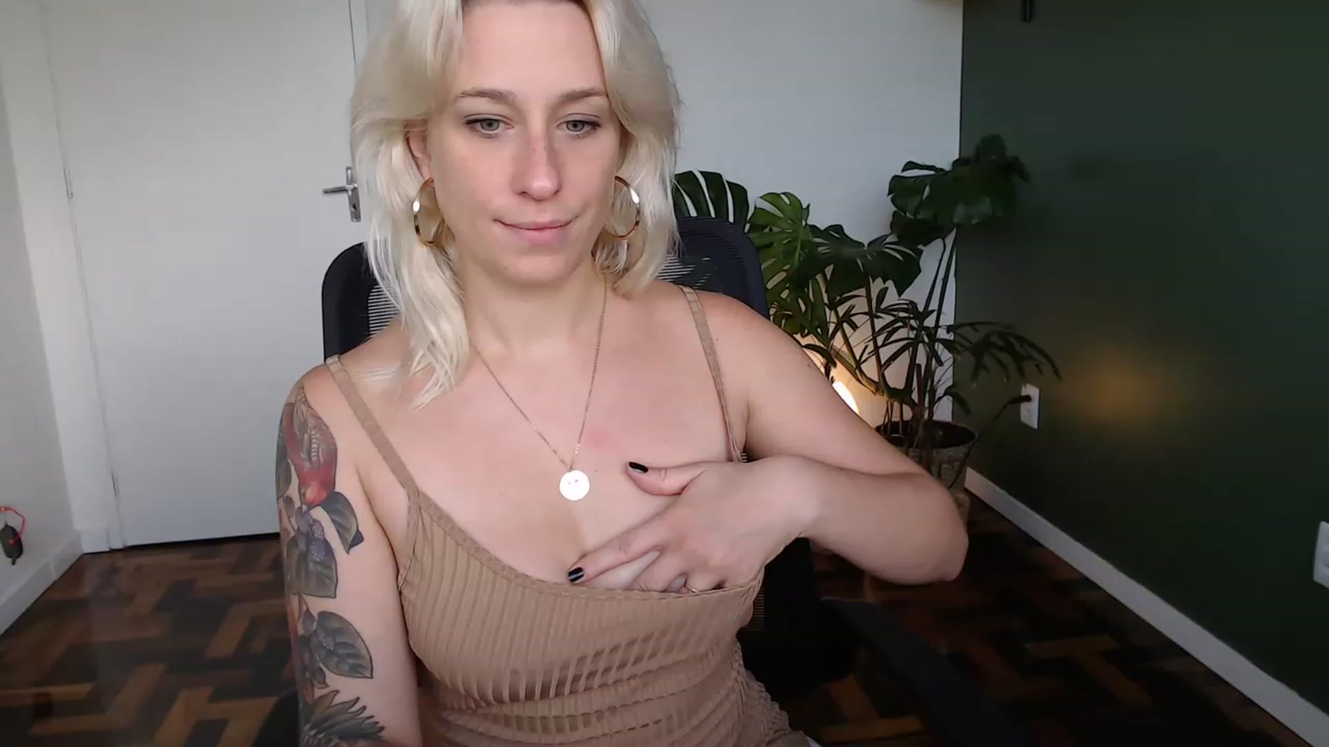 Gallery image thumbnail from Demmetria's myfreecams stream on, 04/24/2023, 17:33 image 13 of 20