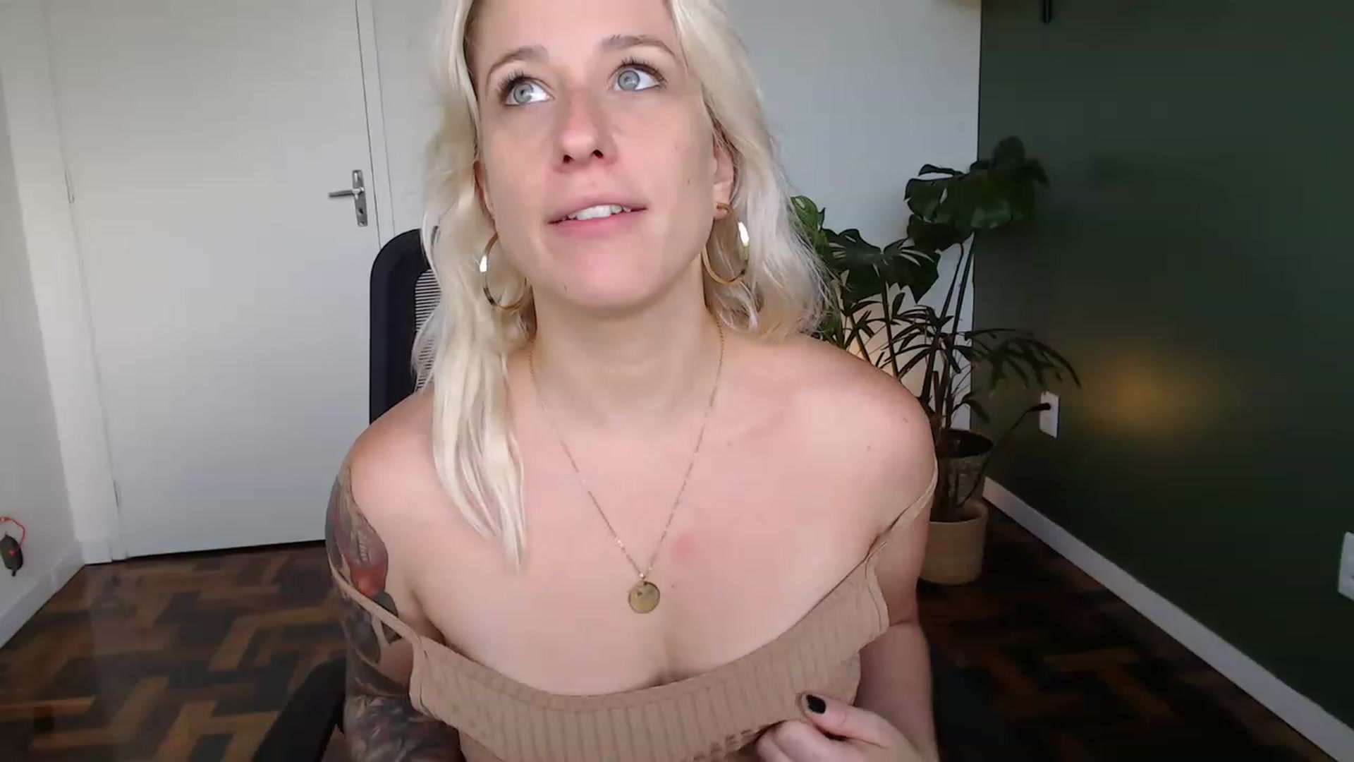 Gallery image thumbnail from Demmetria's myfreecams stream on, 04/24/2023, 17:33 image 14 of 20