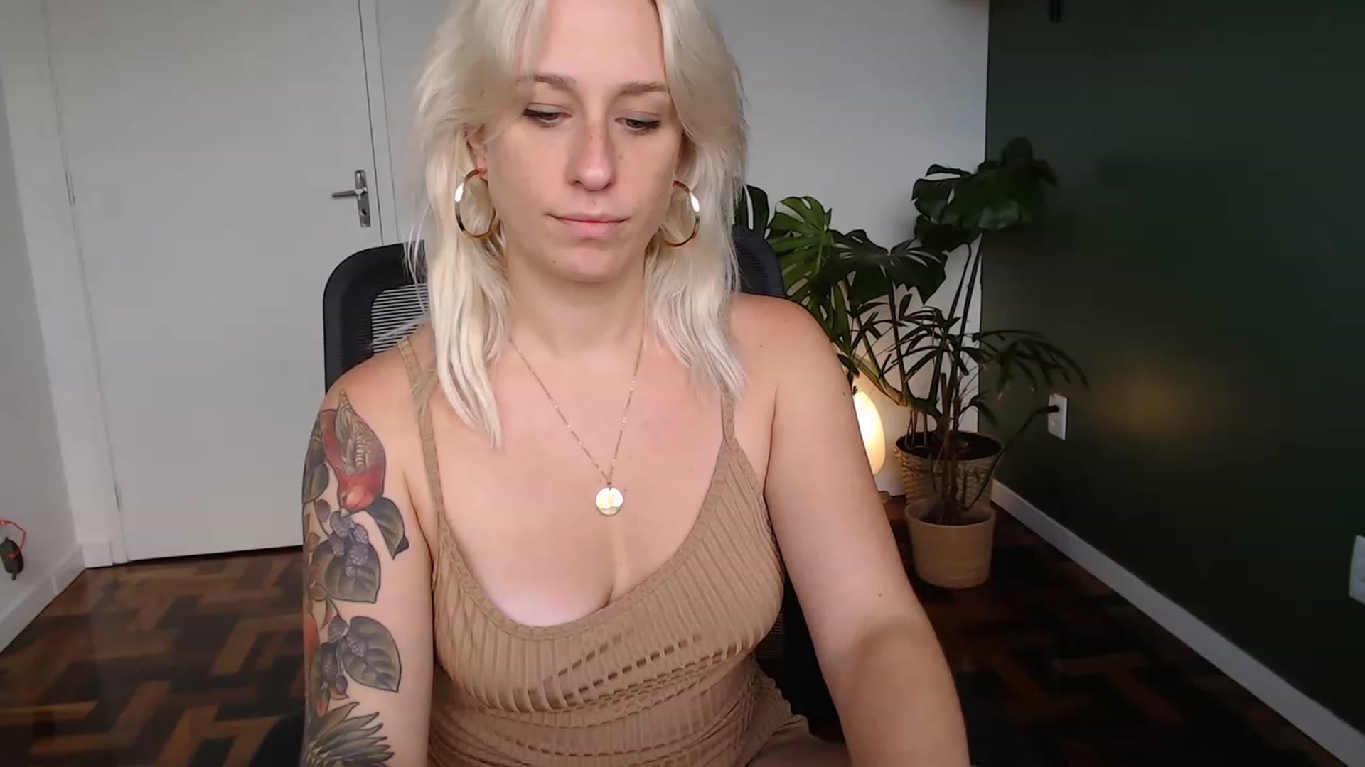 Gallery image thumbnail from Demmetria's myfreecams stream on, 04/24/2023, 17:33 image 1 of 20