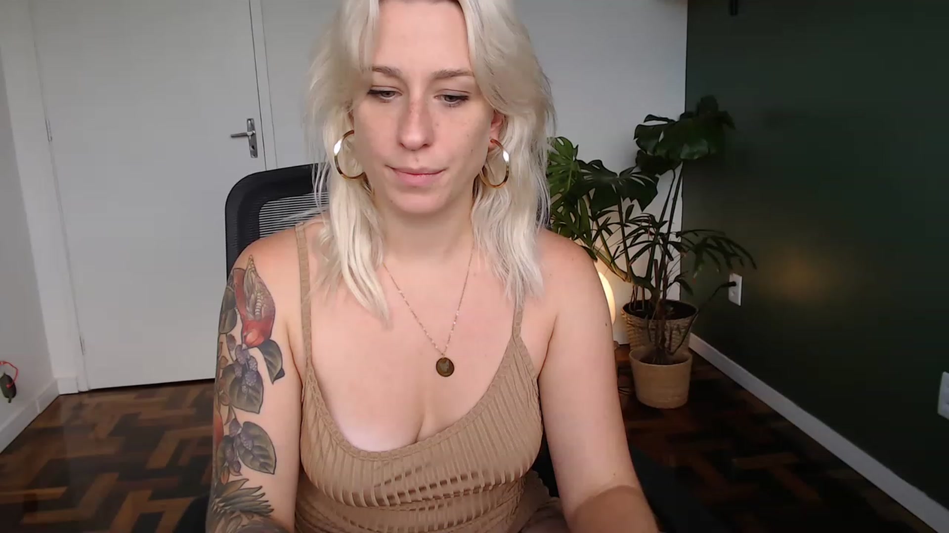 Gallery image thumbnail from Demmetria's myfreecams stream on, 04/24/2023, 17:33 image 2 of 20