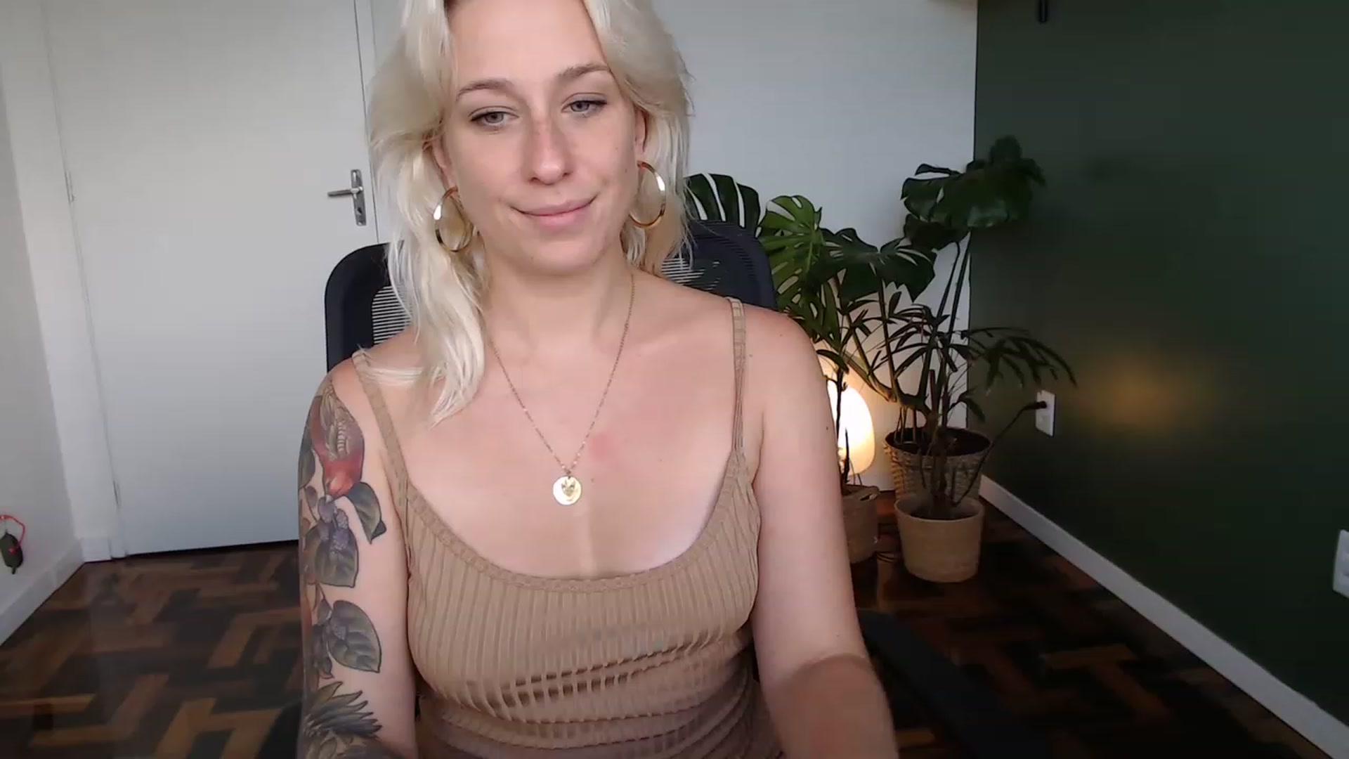 Gallery image thumbnail from Demmetria's myfreecams stream on, 04/24/2023, 17:33 image 12 of 20