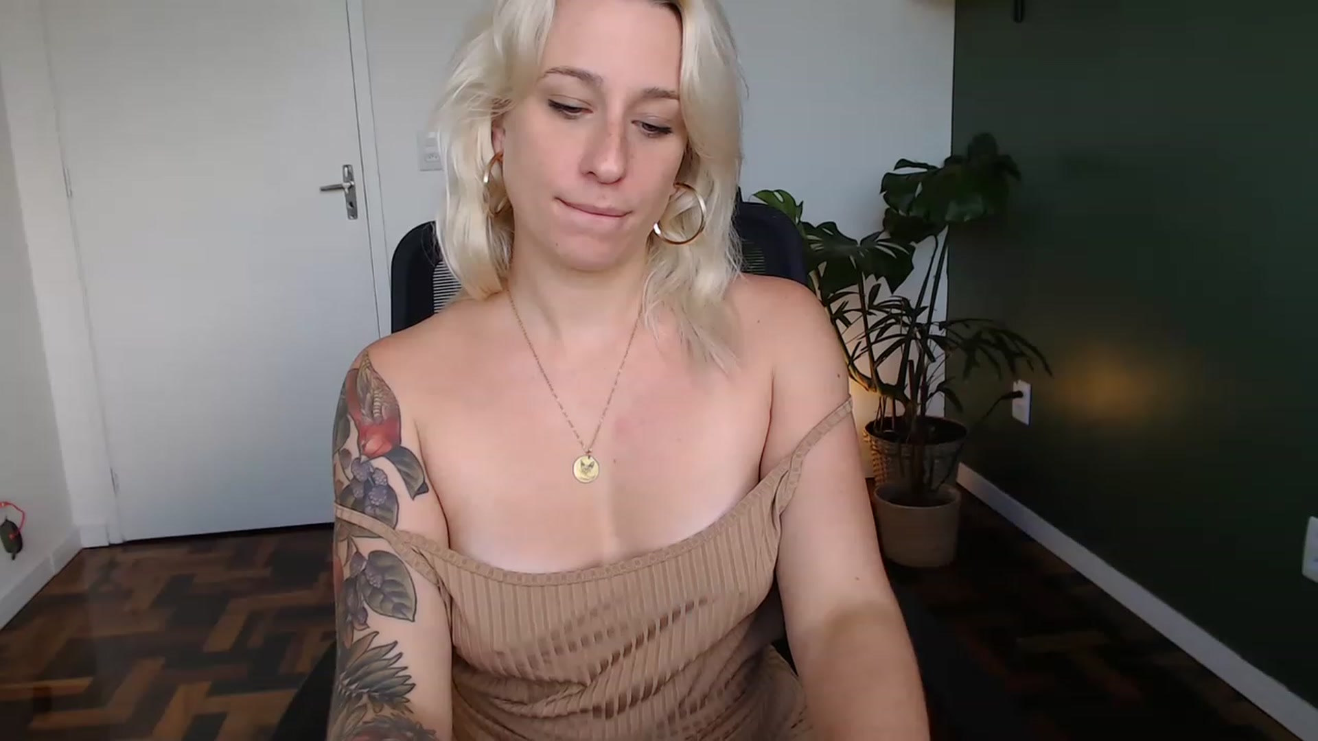 Gallery image thumbnail from Demmetria's myfreecams stream on, 04/24/2023, 17:33 image 17 of 20