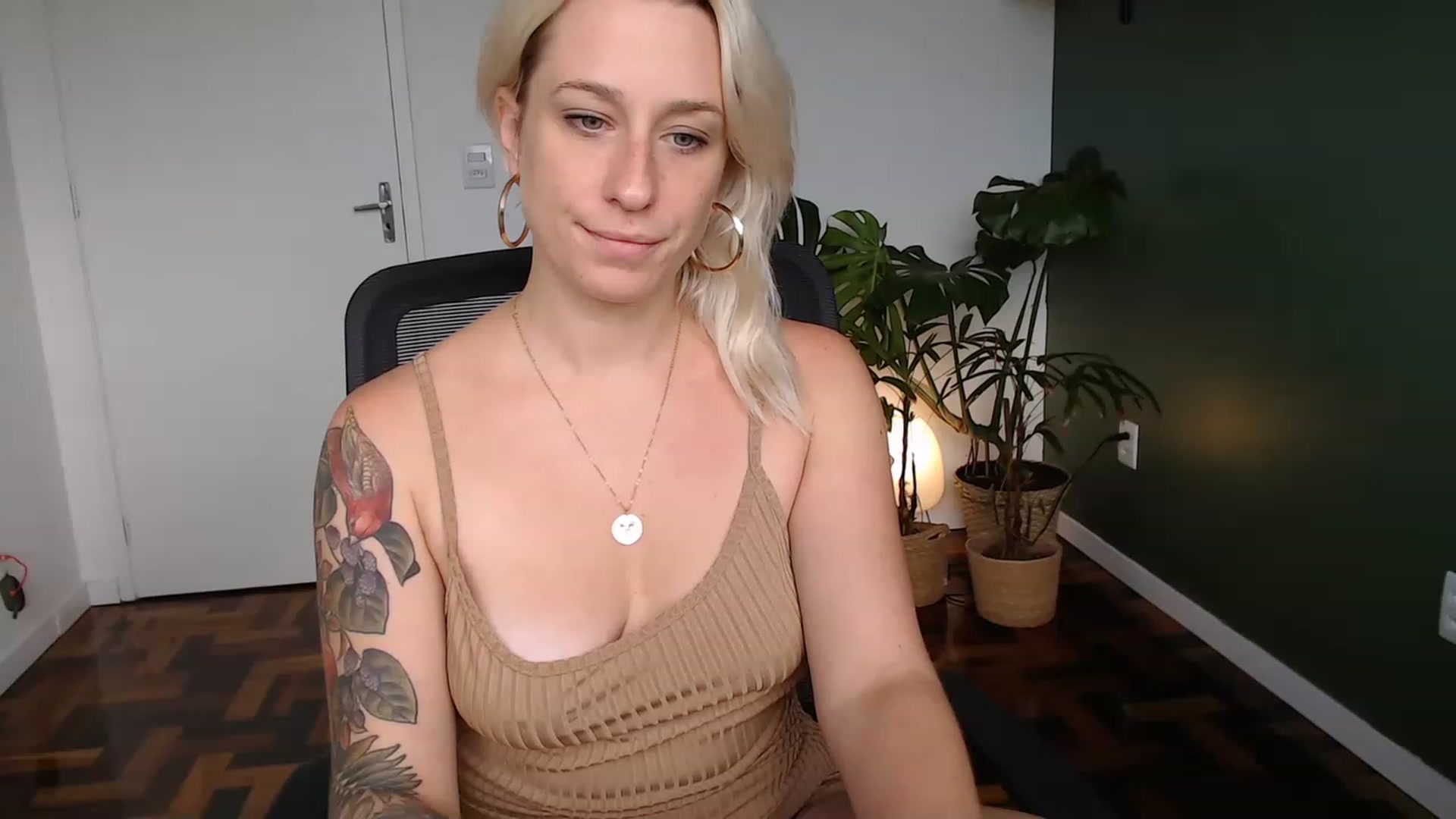 Gallery image thumbnail from Demmetria's myfreecams stream on, 04/24/2023, 17:33 image 4 of 20