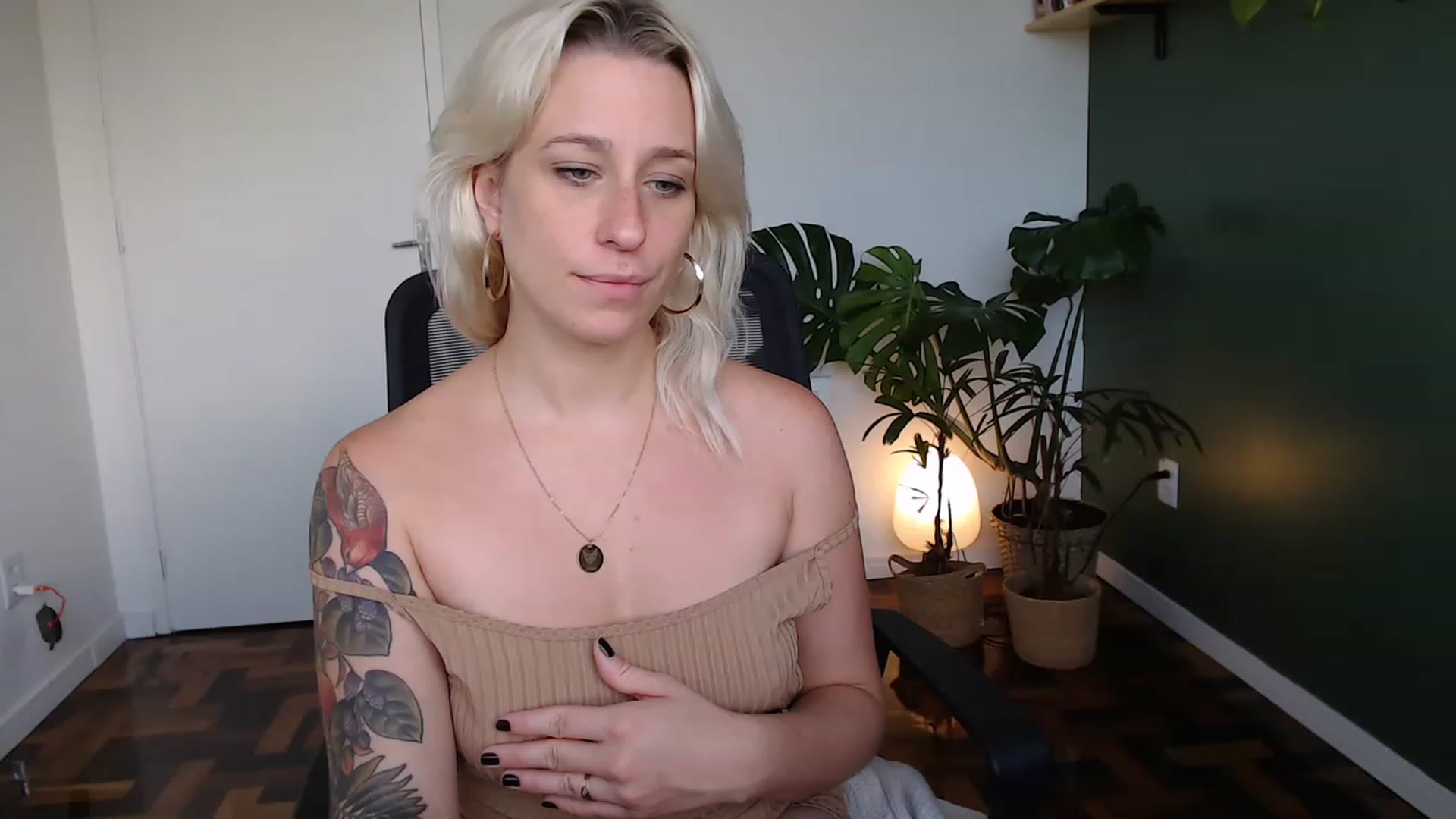 Gallery image thumbnail from Demmetria's myfreecams stream on, 04/24/2023, 18:14 image 16 of 20