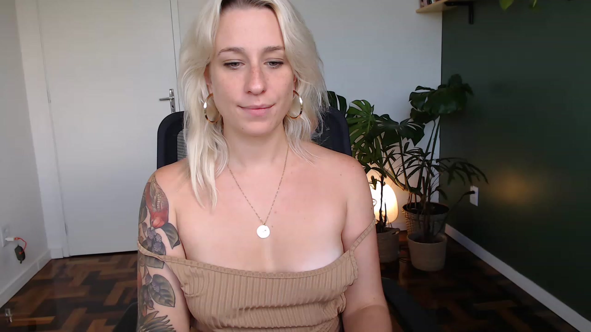 Gallery image thumbnail from Demmetria's myfreecams stream on, 04/24/2023, 18:14 image 3 of 20