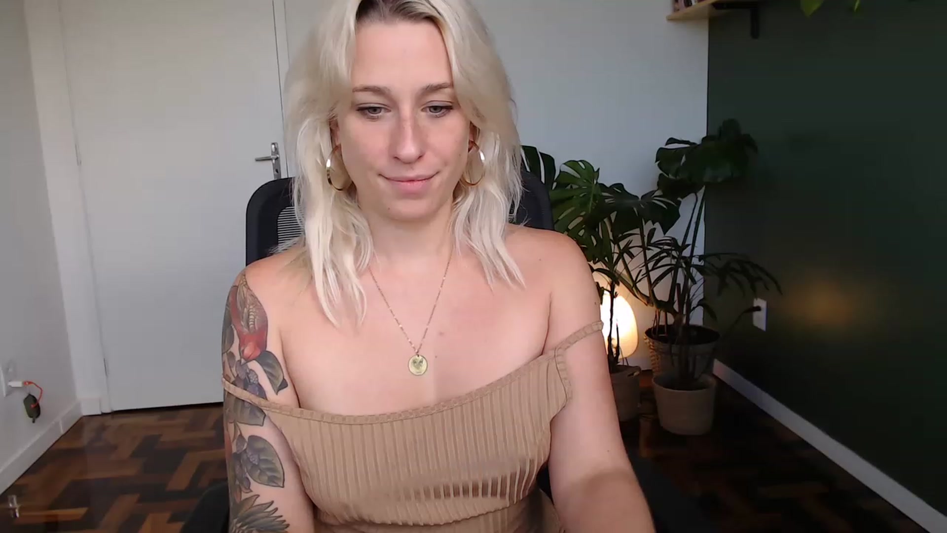 Gallery image thumbnail from Demmetria's myfreecams stream on, 04/24/2023, 18:14 image 8 of 20