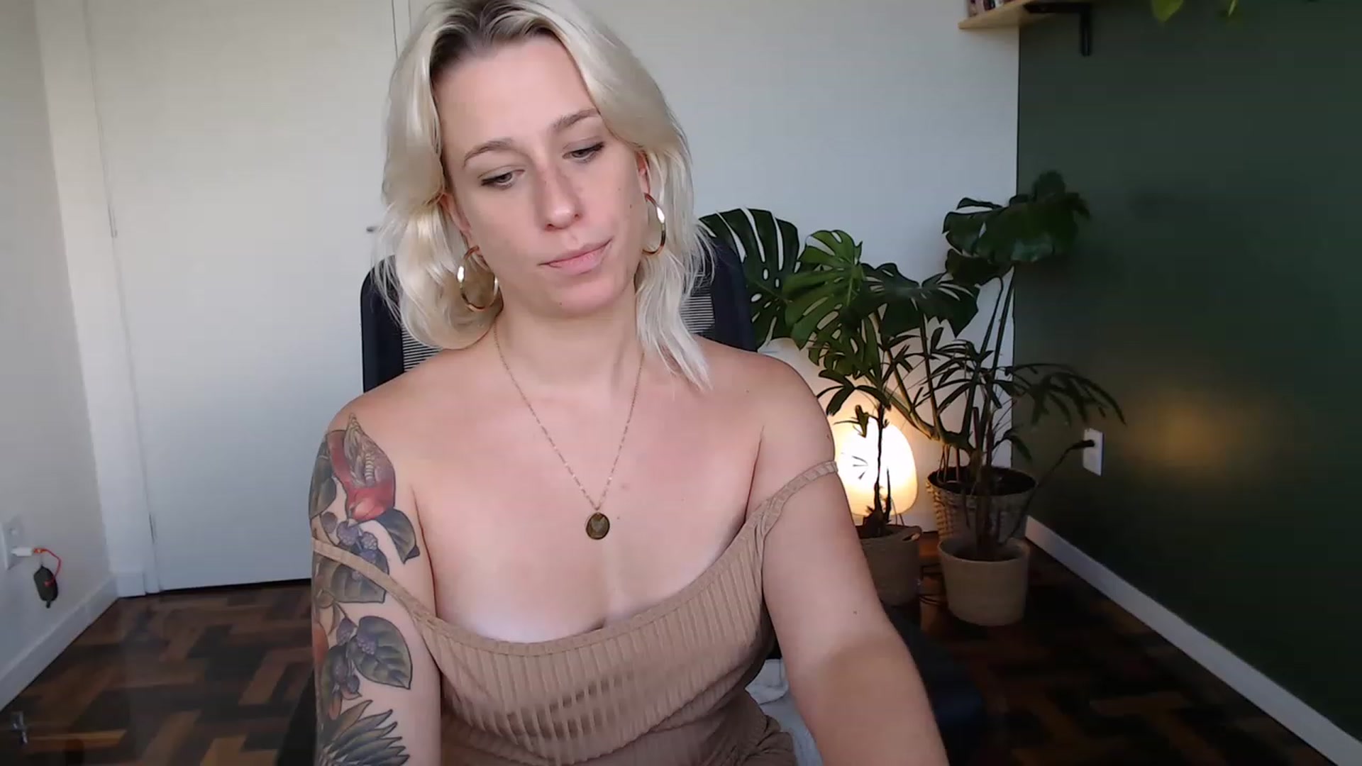 Gallery image thumbnail from Demmetria's myfreecams stream on, 04/24/2023, 18:14 image 18 of 20