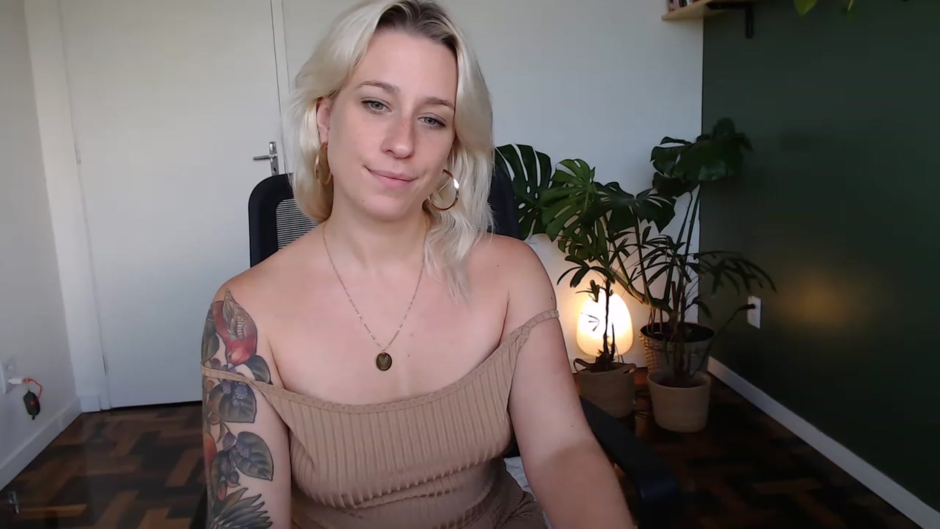 Gallery image thumbnail from Demmetria's myfreecams stream on, 04/24/2023, 18:14 image 17 of 20