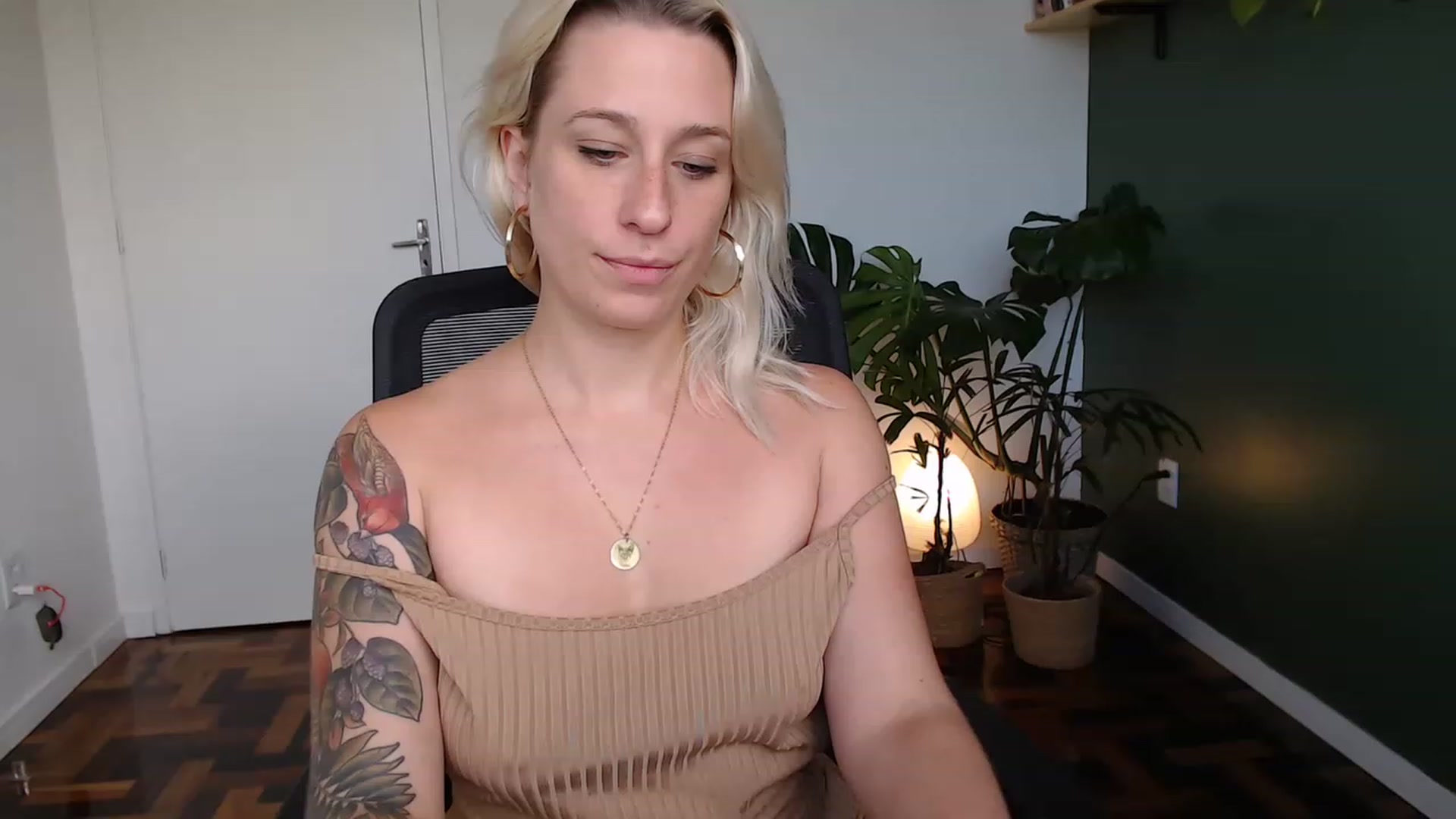 Gallery image thumbnail from Demmetria's myfreecams stream on, 04/24/2023, 18:14 image 11 of 20