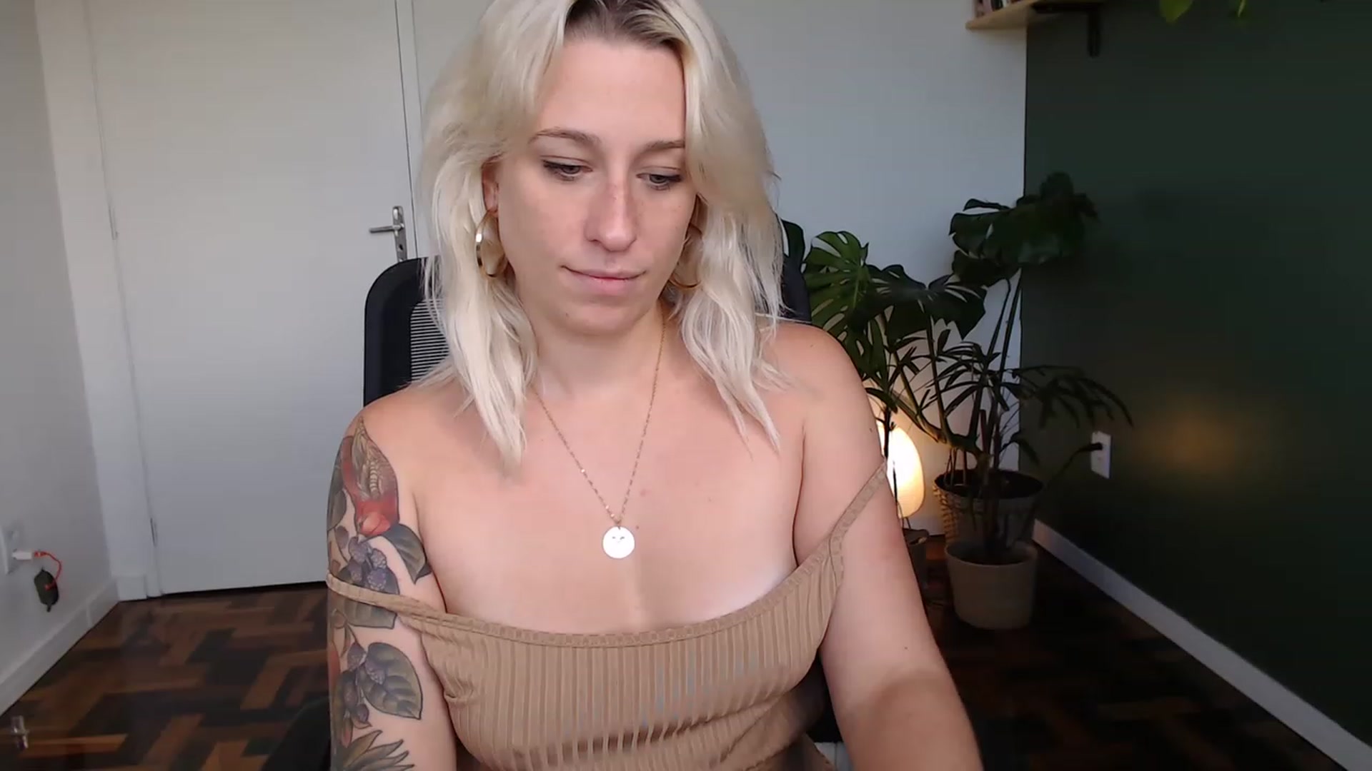Gallery image thumbnail from Demmetria's myfreecams stream on, 04/24/2023, 18:14 image 4 of 20