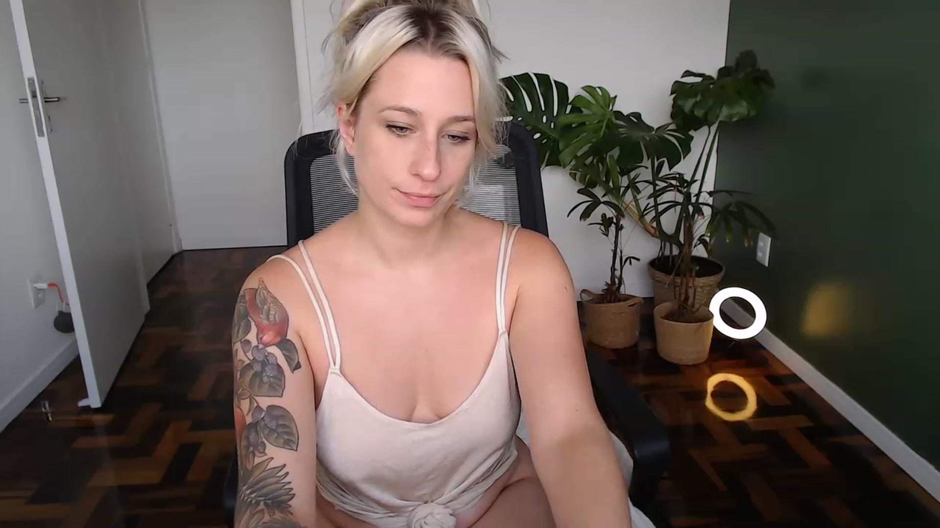 Gallery image thumbnail from Demmetria's myfreecams stream on, 04/26/2023, 19:15 image 7 of 20