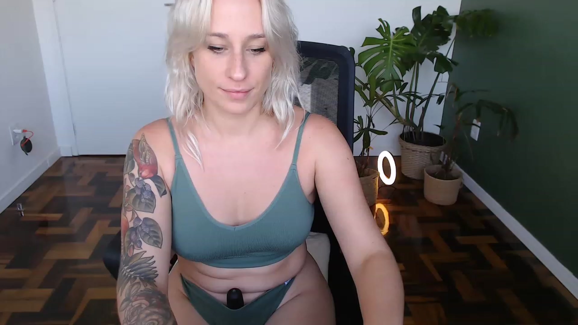 Gallery image thumbnail from Demmetria's myfreecams stream on, 04/28/2023, 17:51 image 12 of 20