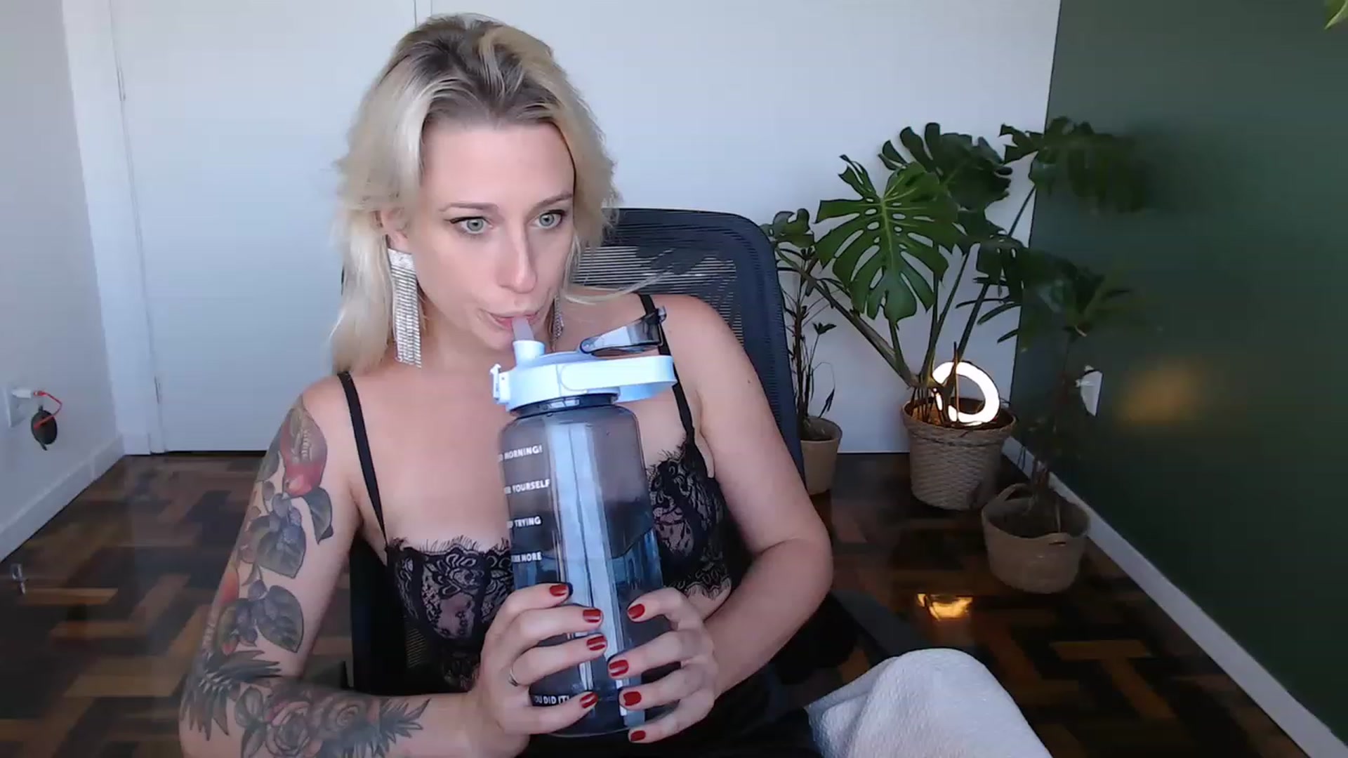 Gallery image thumbnail from Demmetria's myfreecams stream on, 05/12/2023, 19:27 image 14 of 20