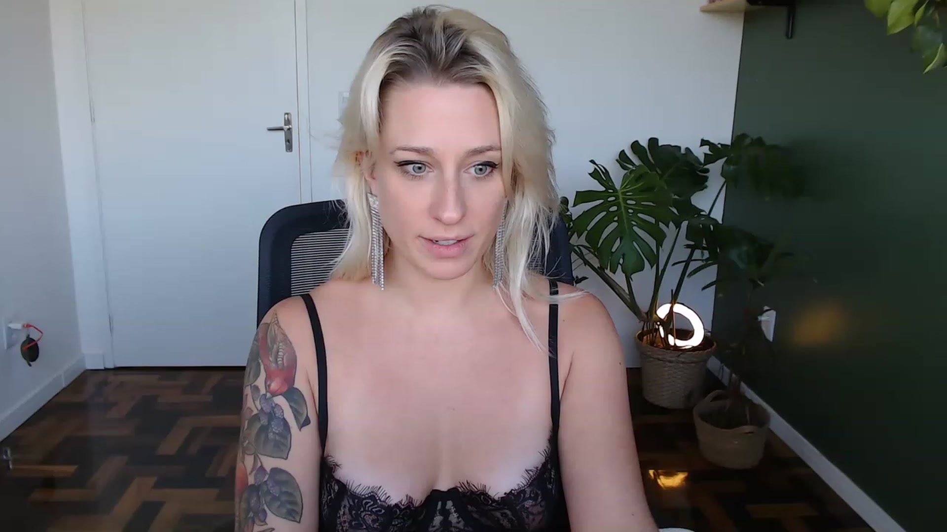 Gallery image thumbnail from Demmetria's myfreecams stream on, 05/12/2023, 19:27 image 13 of 20