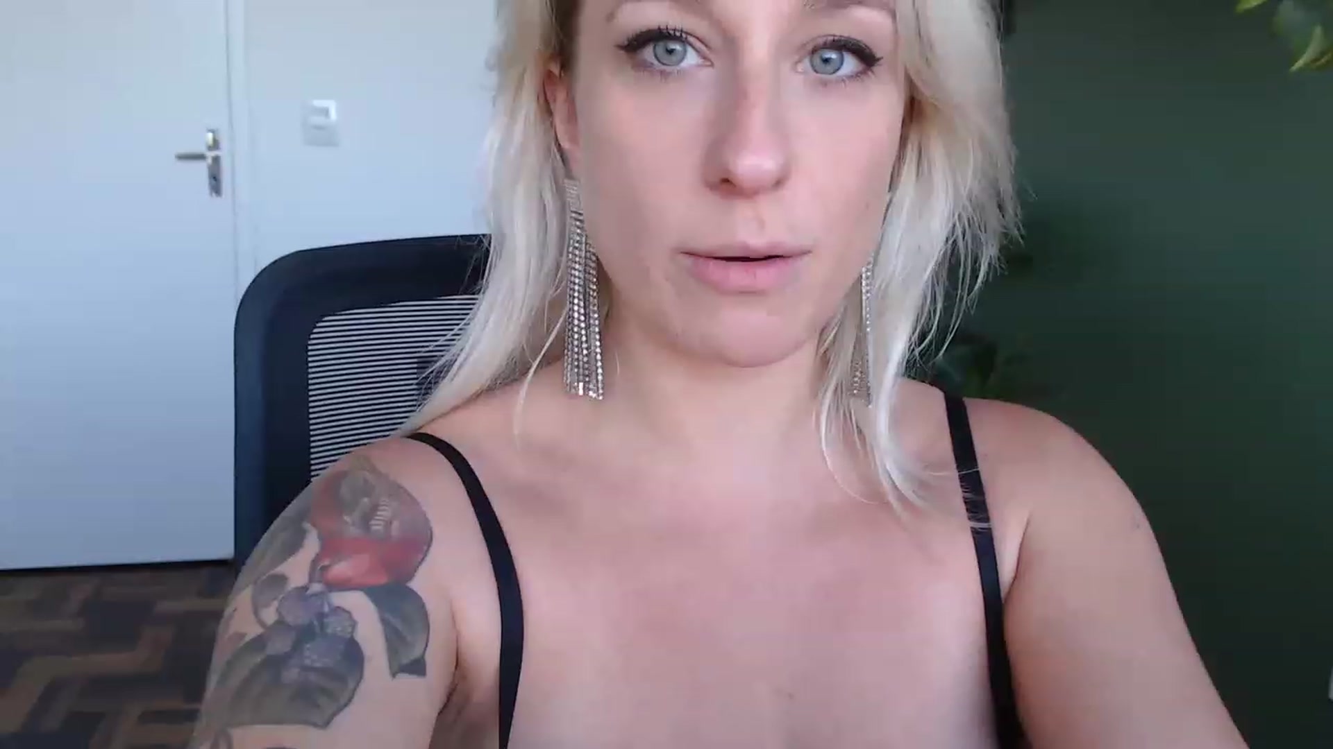 Gallery image thumbnail from Demmetria's myfreecams stream on, 05/12/2023, 19:27 image 15 of 20