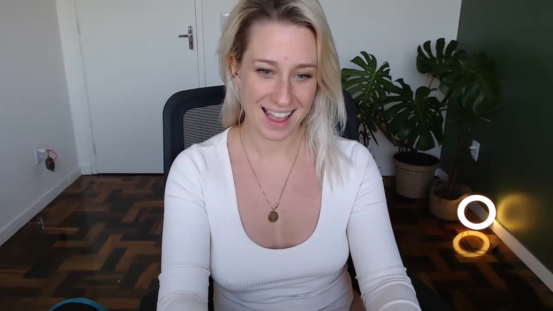 Gallery image thumbnail from Demmetria's myfreecams stream on, 05/16/2023, 19:36 image 13 of 20
