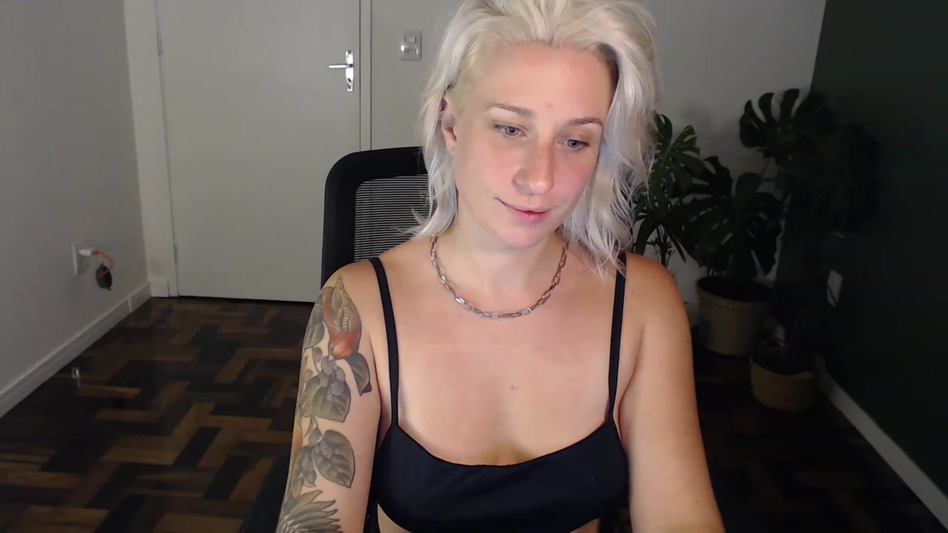 Gallery image thumbnail from Demmetria's myfreecams stream on, 05/18/2023, 23:40 image 16 of 20