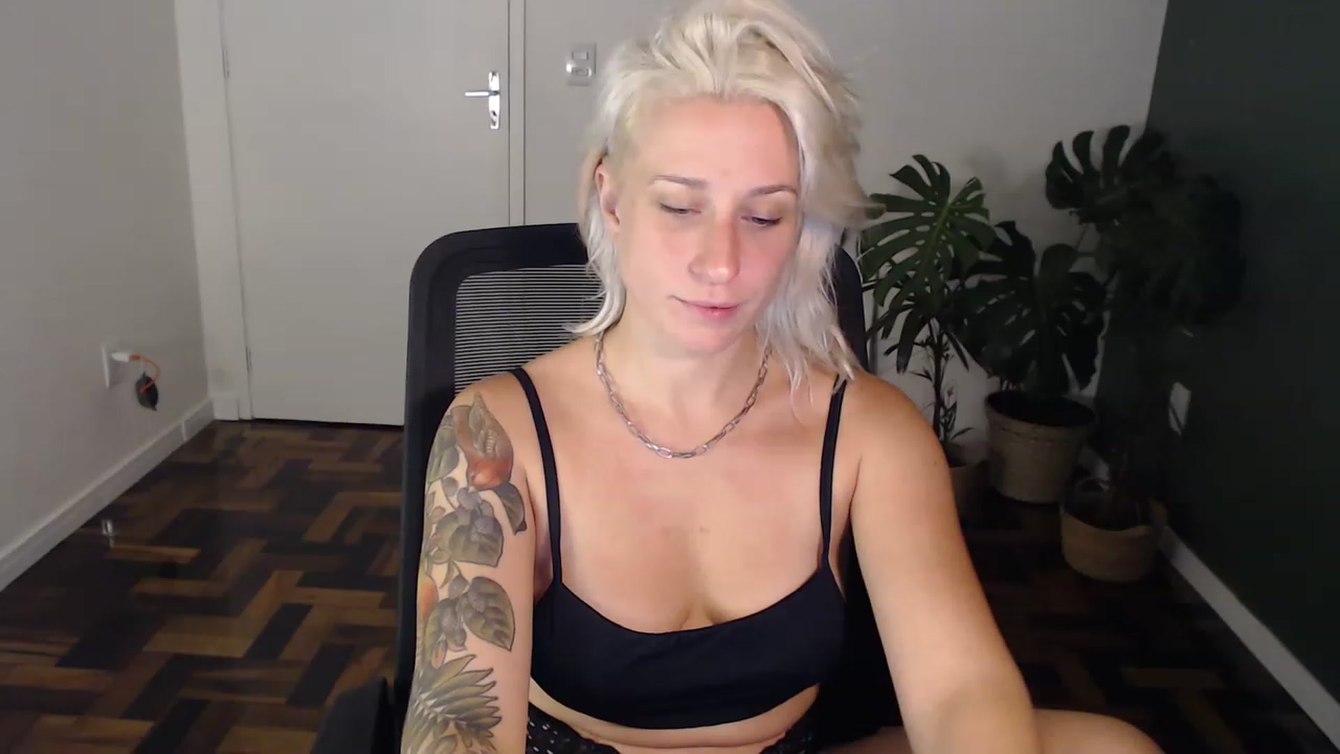 Gallery image thumbnail from Demmetria's myfreecams stream on, 05/18/2023, 23:40 image 13 of 20