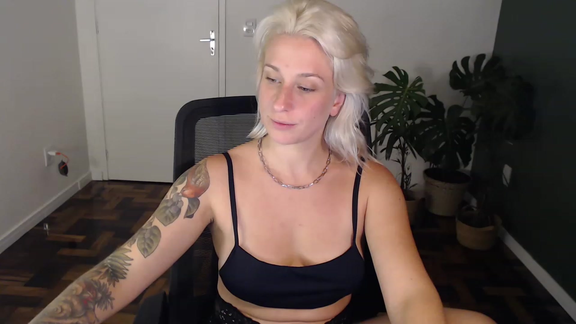 Gallery image thumbnail from Demmetria's myfreecams stream on, 05/18/2023, 23:40 image 15 of 20