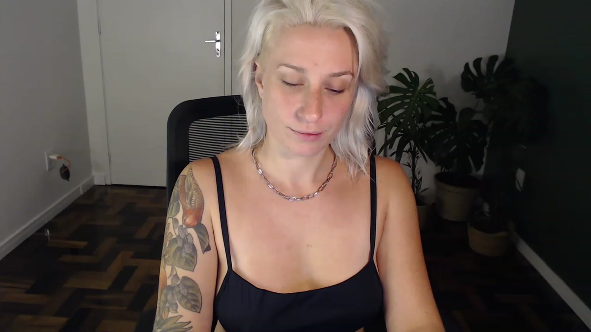 Gallery image thumbnail from Demmetria's myfreecams stream on, 05/18/2023, 23:40 image 18 of 20