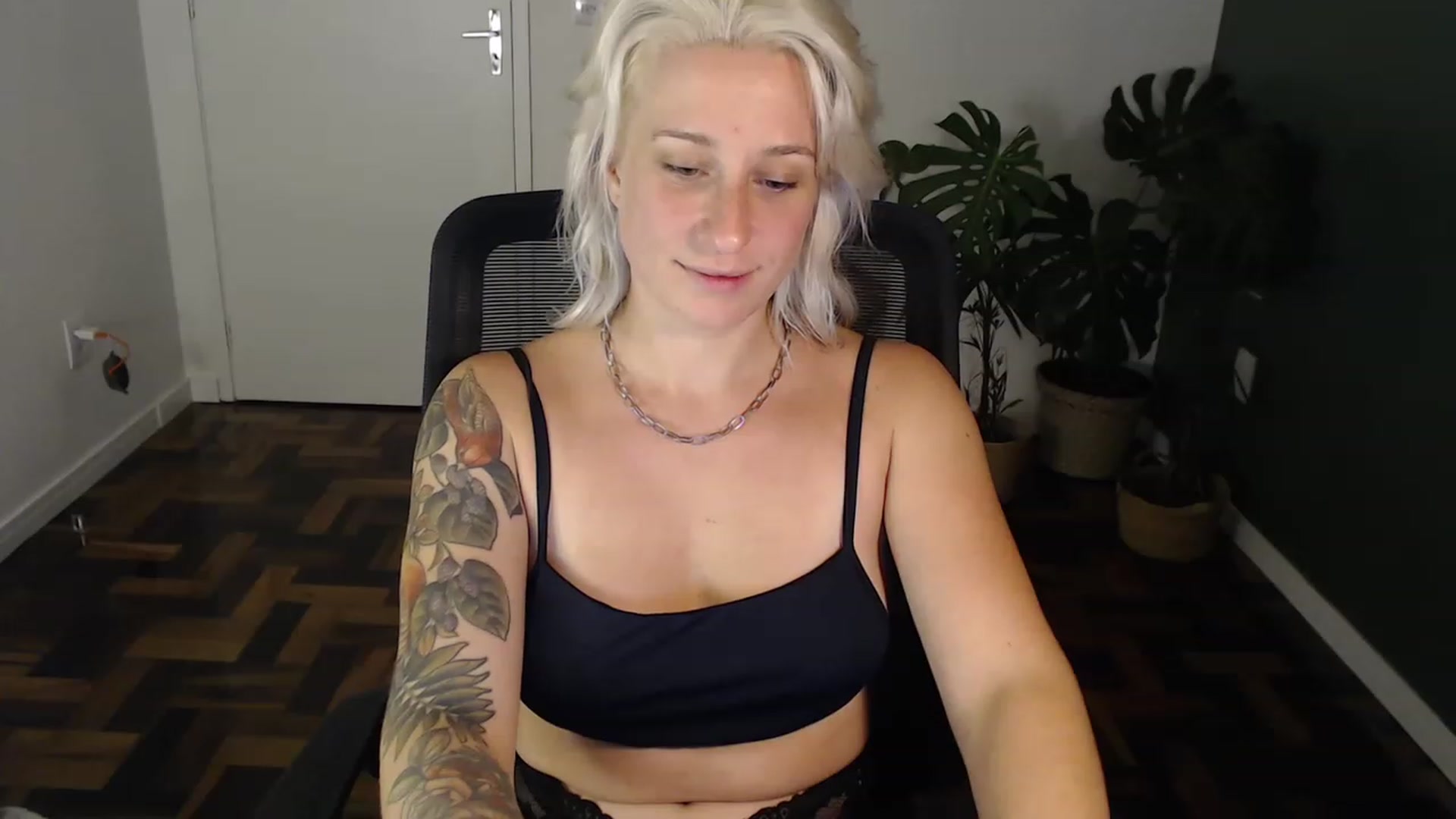Gallery image thumbnail from Demmetria's myfreecams stream on, 05/19/2023, 24:27 image 15 of 20