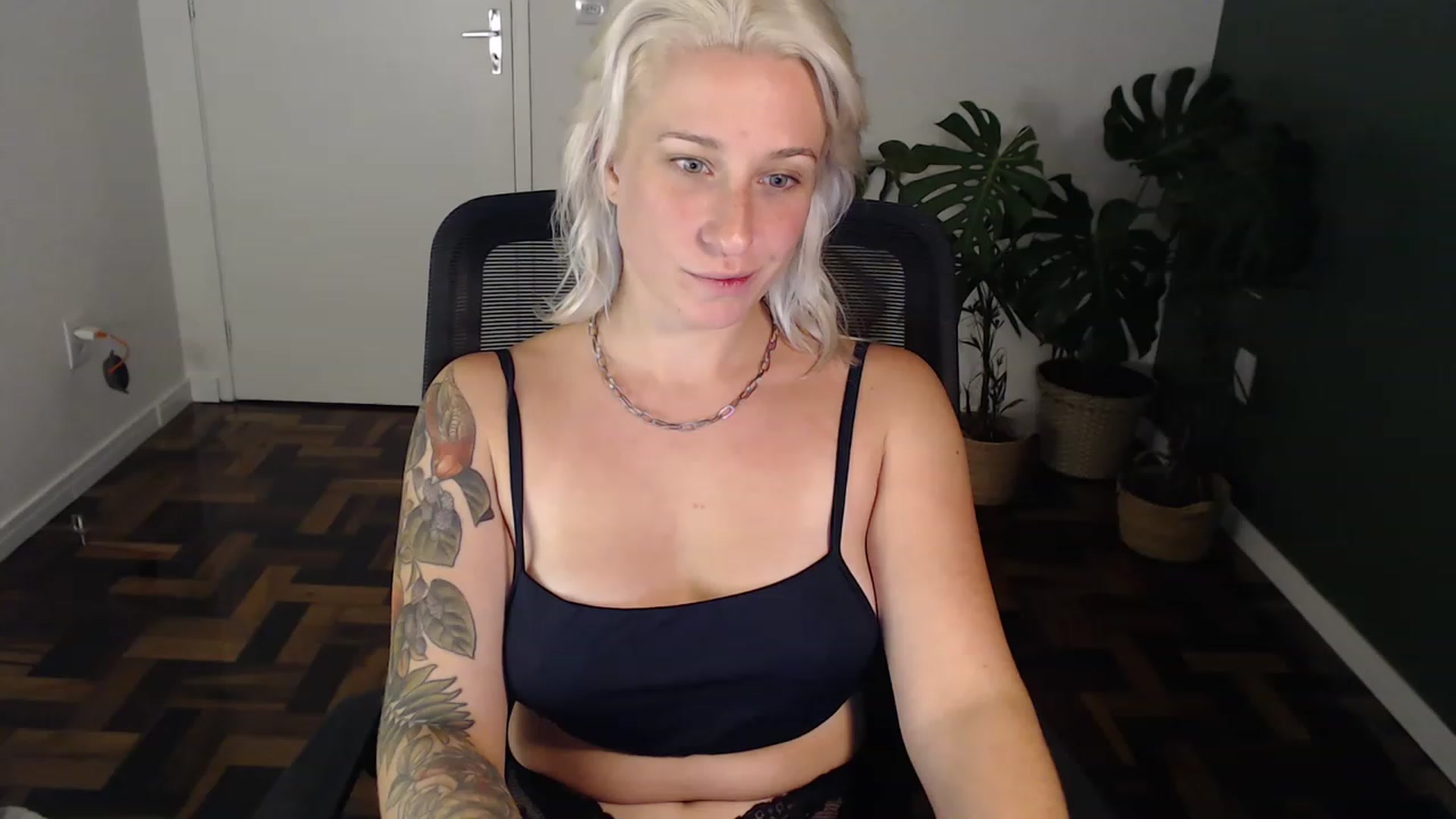 Gallery image thumbnail from Demmetria's myfreecams stream on, 05/19/2023, 24:27 image 16 of 20