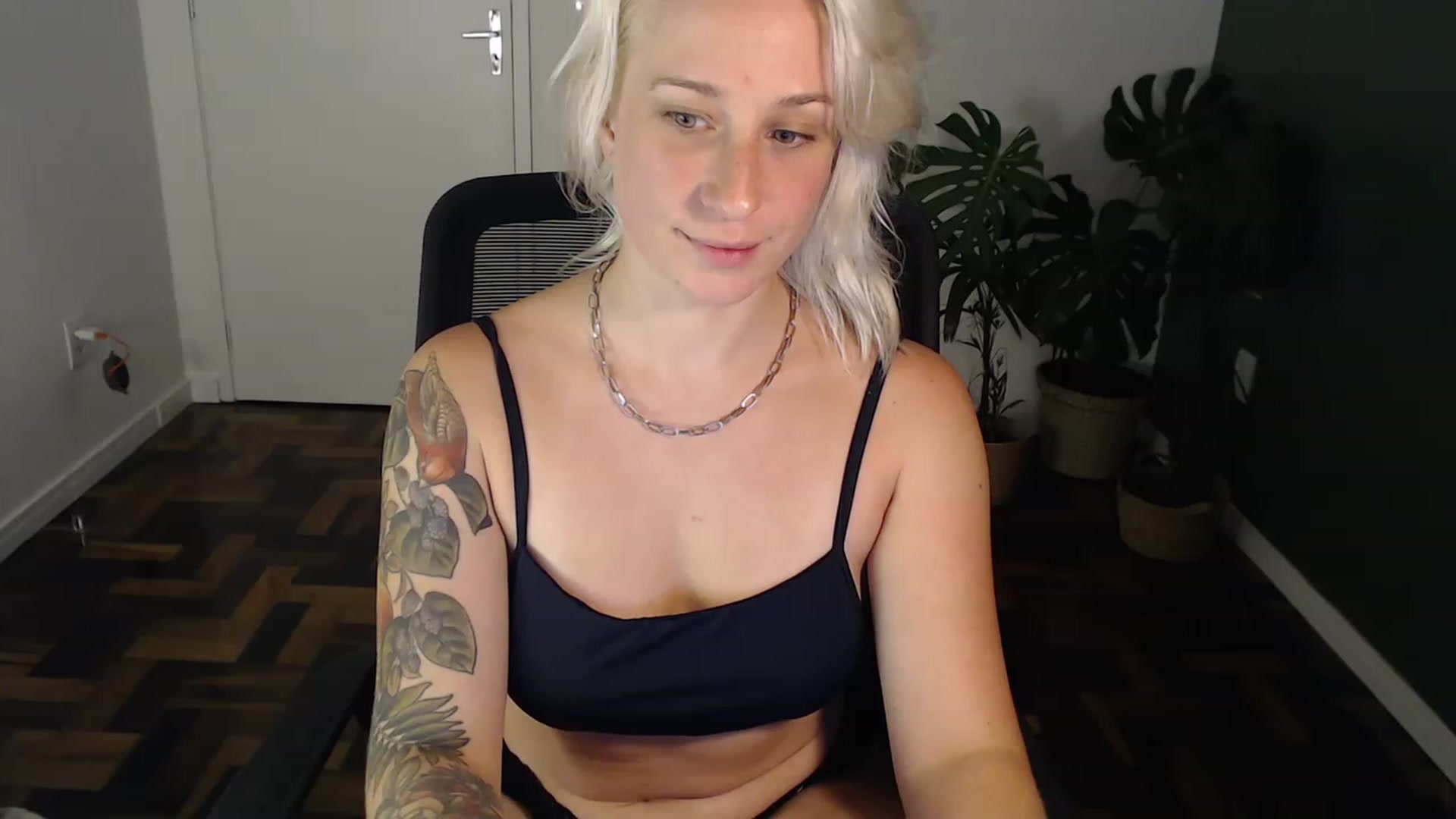 Gallery image thumbnail from Demmetria's myfreecams stream on, 05/19/2023, 24:27 image 2 of 20