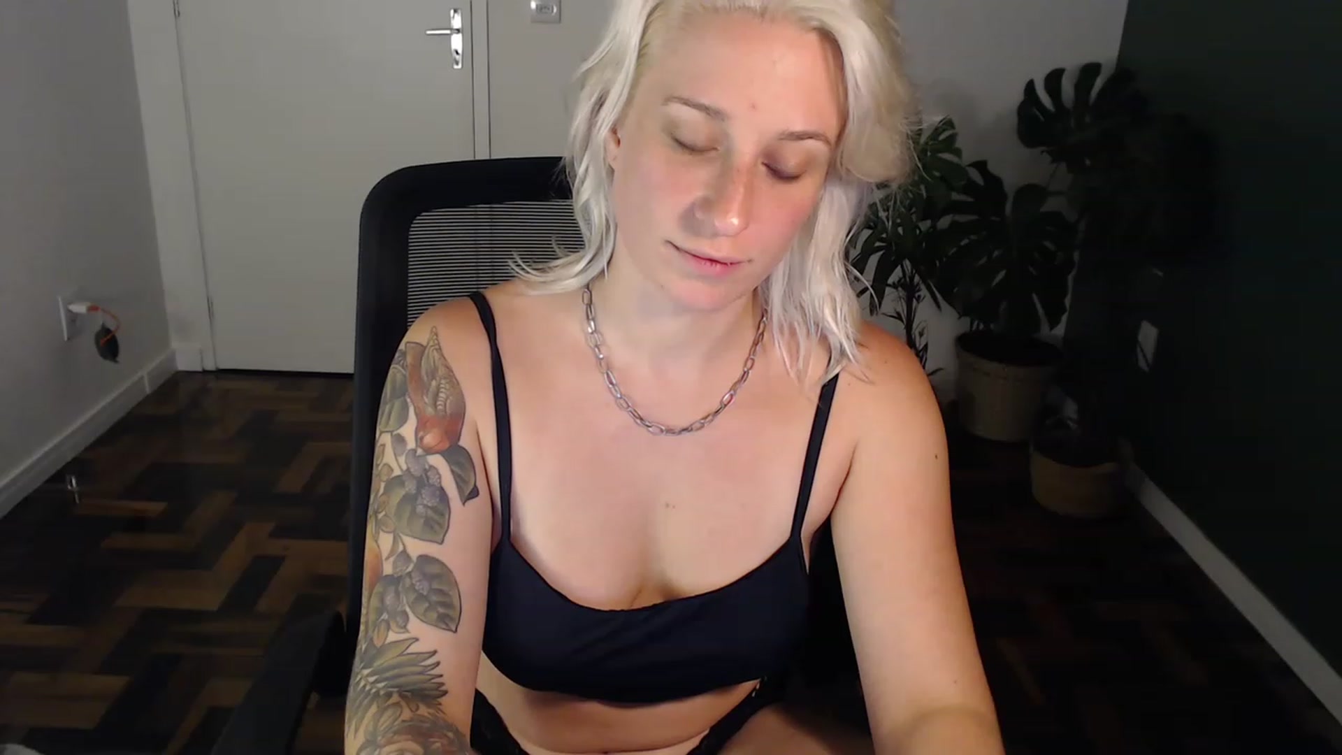 Gallery image thumbnail from Demmetria's myfreecams stream on, 05/19/2023, 24:27 image 8 of 20