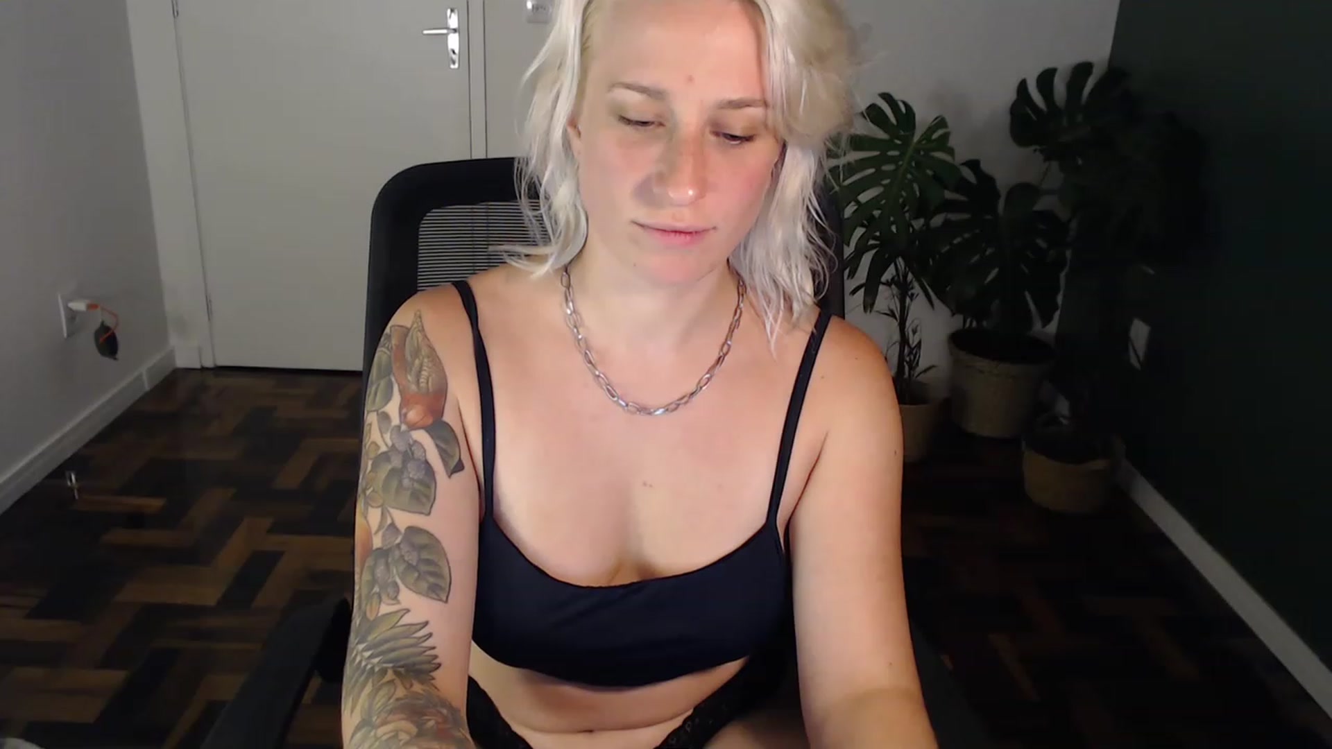 Gallery image thumbnail from Demmetria's myfreecams stream on, 05/19/2023, 24:27 image 5 of 20