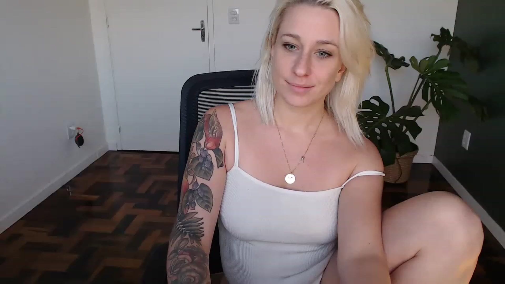 Gallery image thumbnail from Demmetria's myfreecams stream on, 06/12/2023, 20:40 image 16 of 20