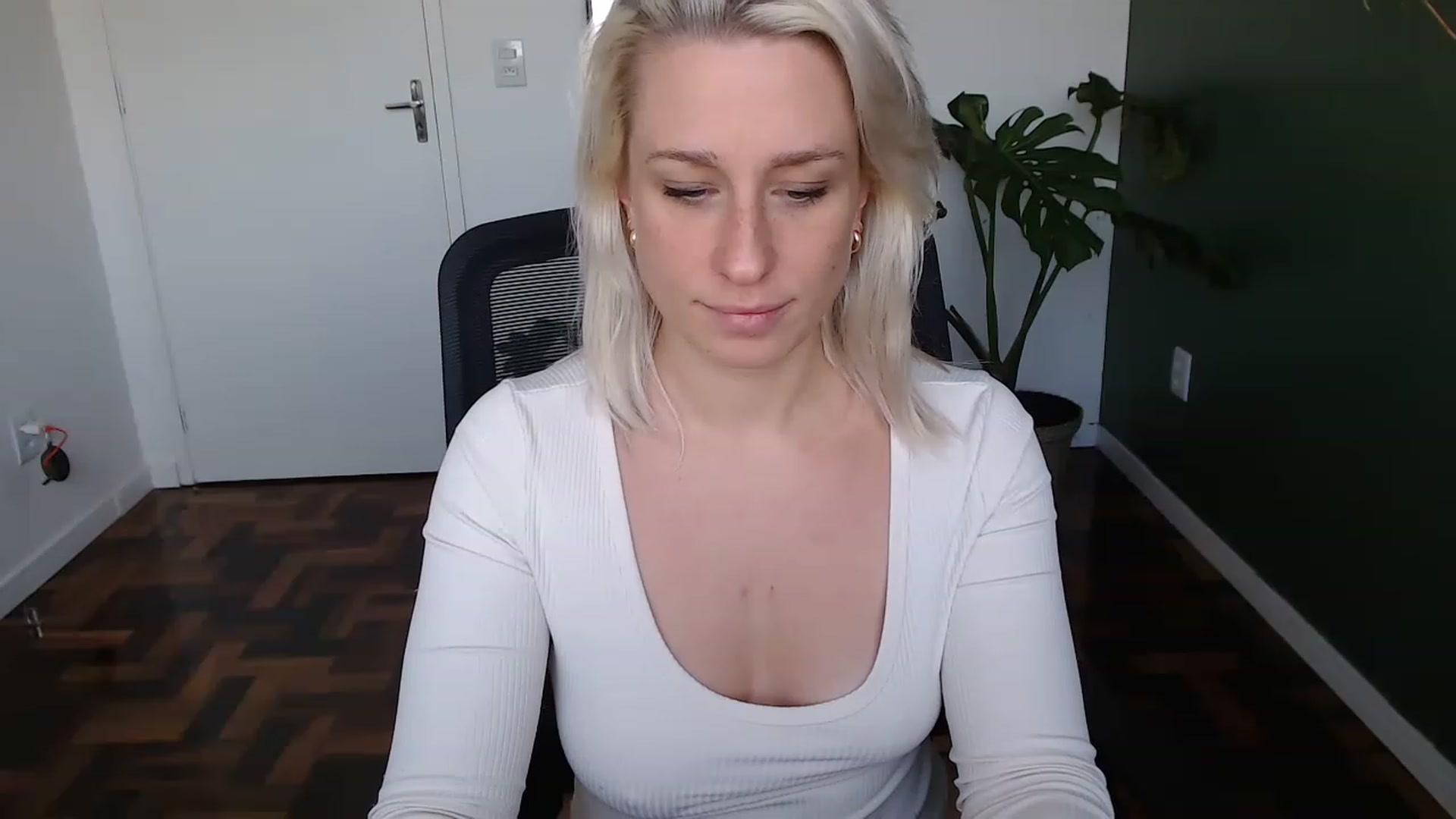Gallery image thumbnail from Demmetria's myfreecams stream on, 06/19/2023, 19:47 image 4 of 20