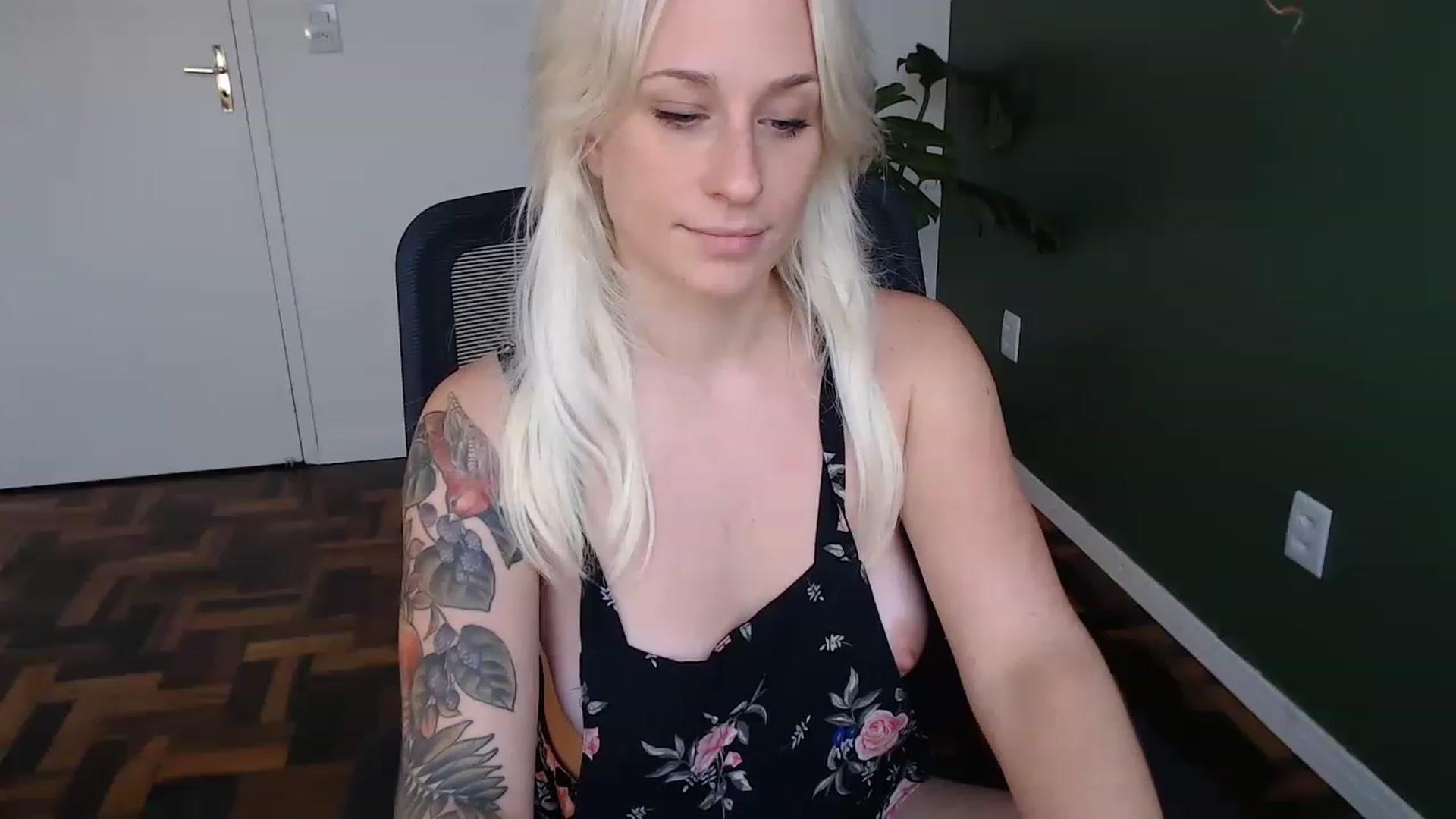 Gallery image thumbnail from Demmetria's myfreecams stream on, 06/21/2023, 19:52 image 3 of 20