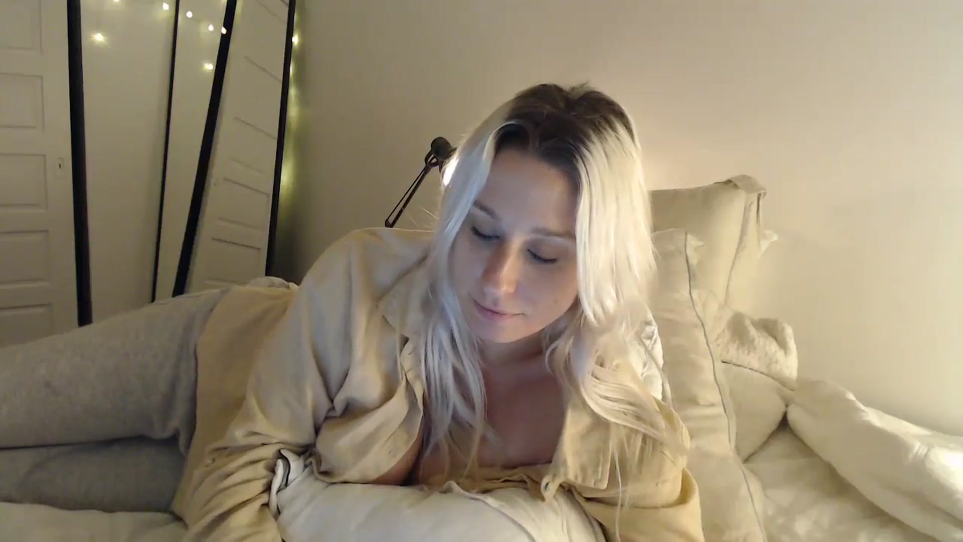 Gallery image thumbnail from Demmetria's myfreecams stream on, 09/15/2023, 23:51 image 4 of 20
