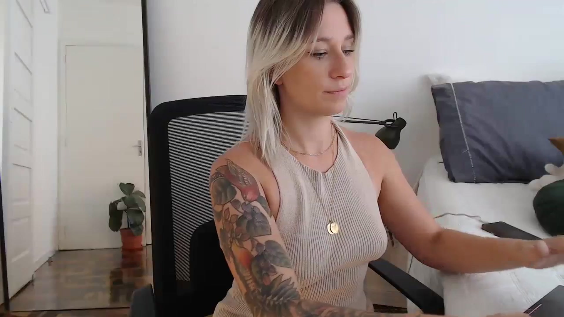 Gallery image thumbnail from Demmetria's myfreecams stream on, 02/15/2024, 16:58 image 14 of 20