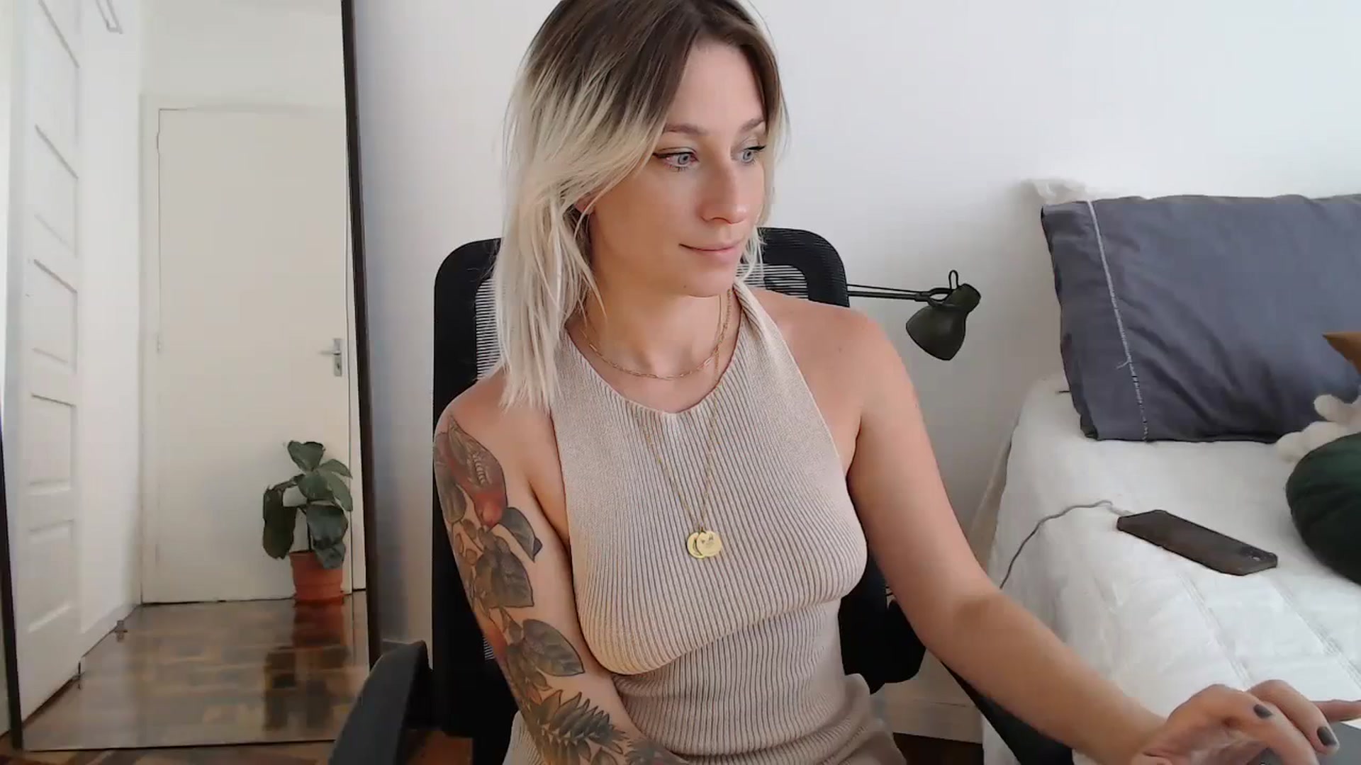 Gallery image thumbnail from Demmetria's myfreecams stream on, 02/15/2024, 16:58 image 2 of 20