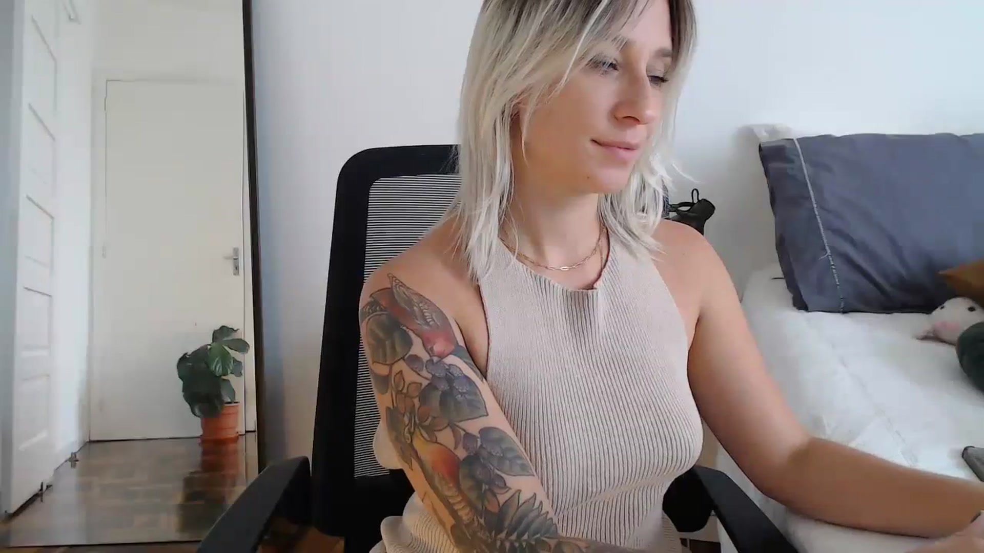 Gallery image thumbnail from Demmetria's myfreecams stream on, 02/15/2024, 20:04 image 20 of 20